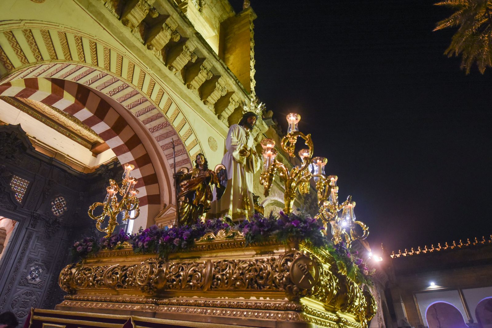 El Vía Crucis de las Cofradía con el Señor de la Sangre, en imágenes
