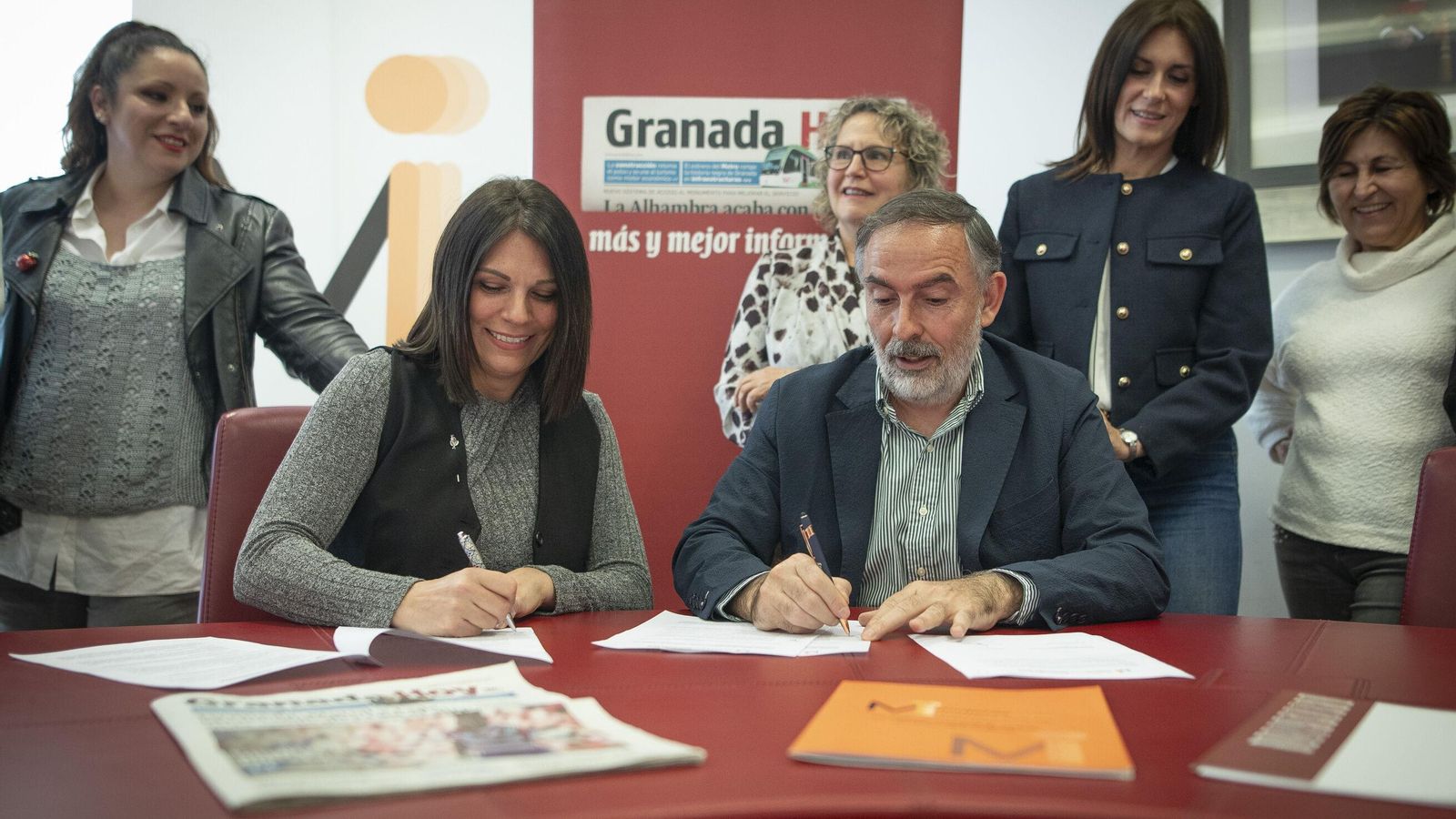 Rosa Castilla, presidenta de Mujeres con Iniciativa y Francisco Donaire, gerente de Granada Hoy durante la firma del convenio.