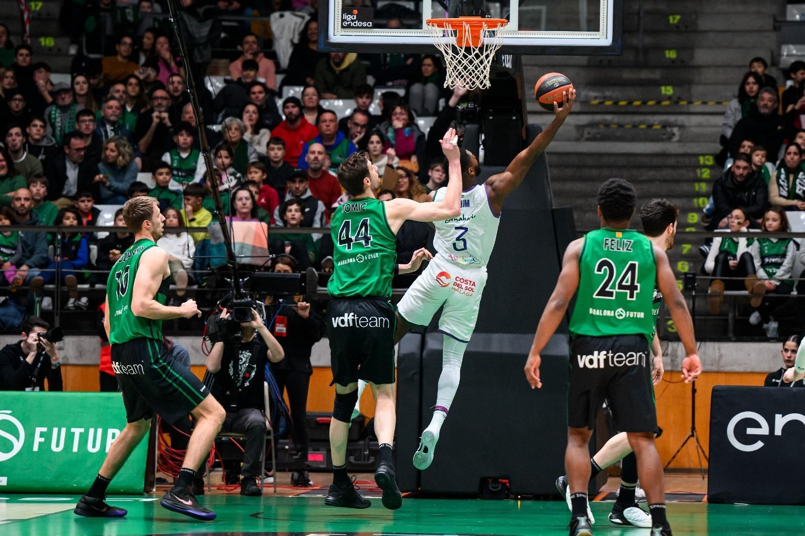 Canasta de Ejim ante el Joventut