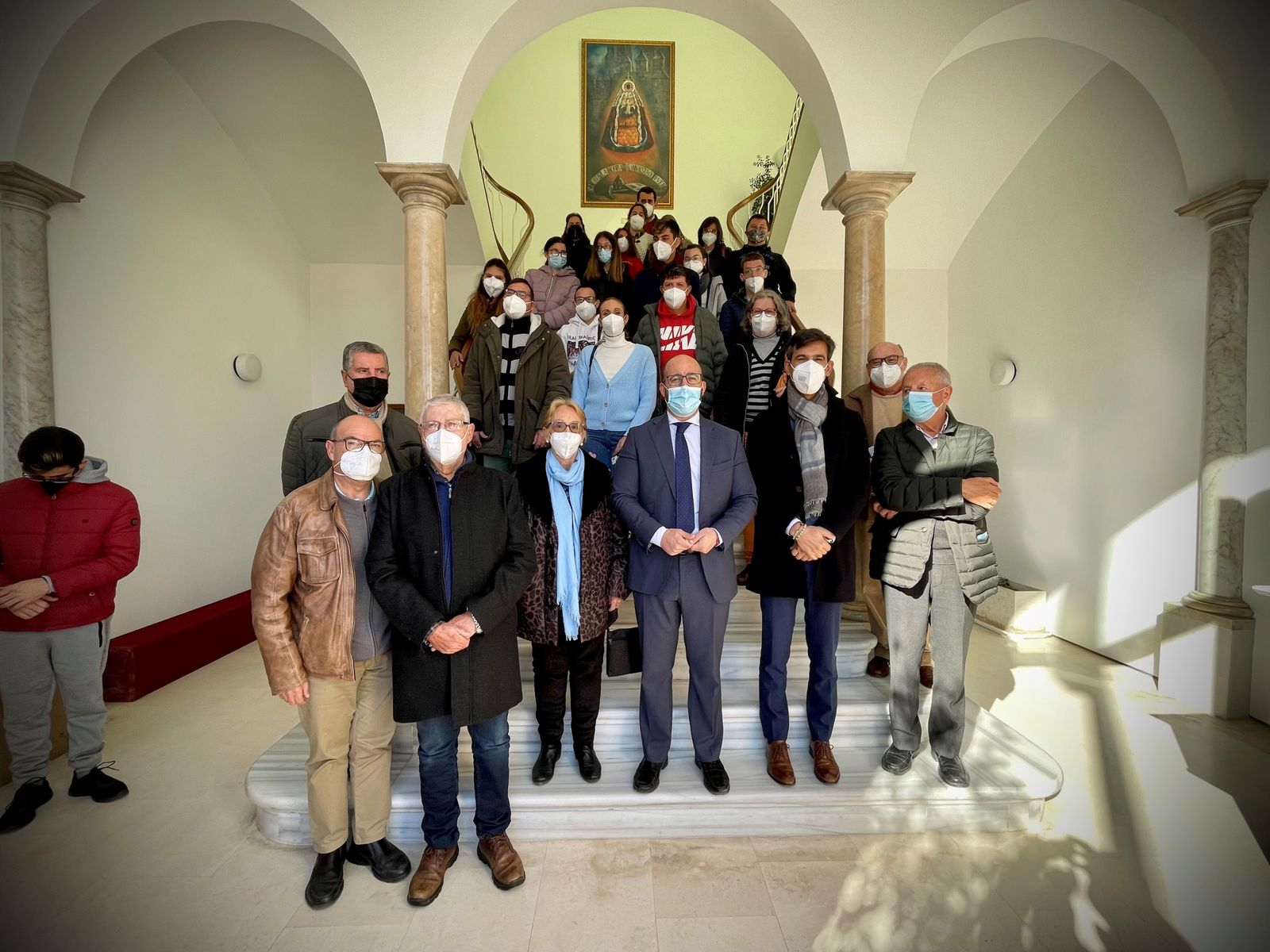 La junta directiva y alumnos de Afanas, con el alcalde Germán Beardo, en el Ayuntamiento.