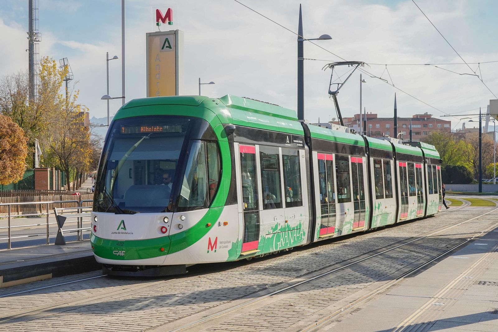 El Metro de Granada estrena nuevos trenes justo en el día en el que un fallo técnico deja sin servicio a la ciudad durante más de seis horas