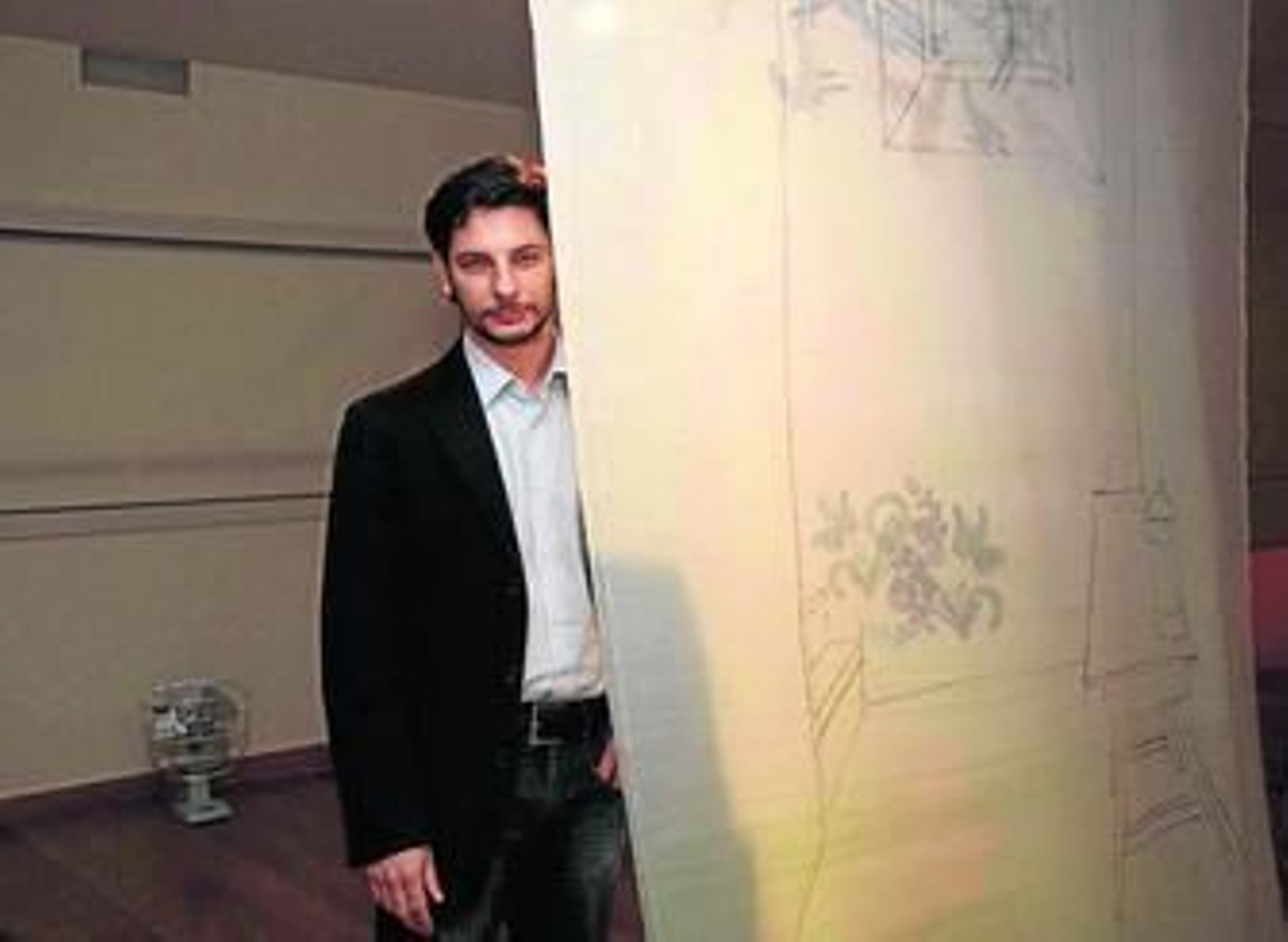 Joaquín Peña-Toro, junto a una de las obras que se pueden ver en la exposición de la sala Zaida. Joaquín Peña-Toro, junto a una de las obras que se pueden ver en la exposición de la sala Zaida.