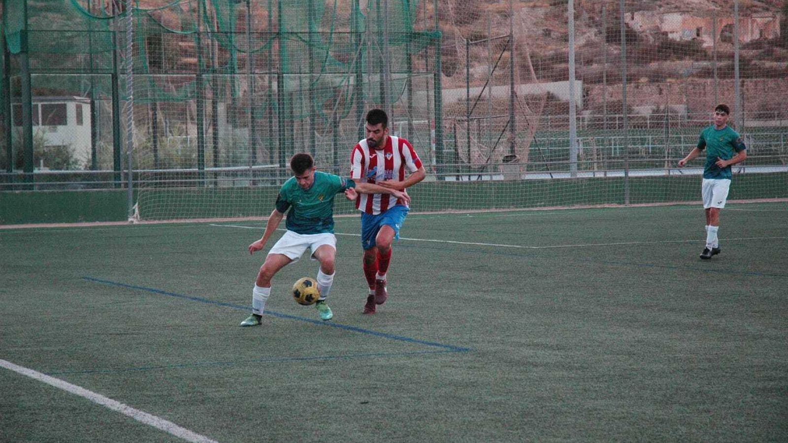 Juanjo pugna un balón con Álvaro de la Rosa