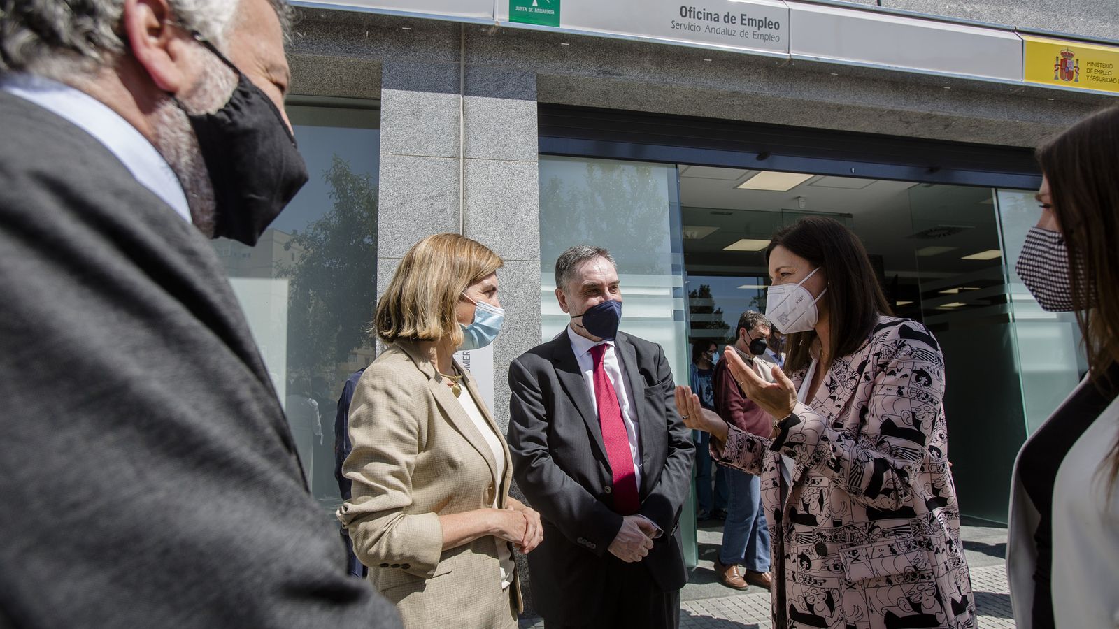 Rocío Blanco, Consejera de Empleo, y Patricia Cavada, alcaldesa de San Fernando, conversan a las puertas de las nuevas instalaciones.