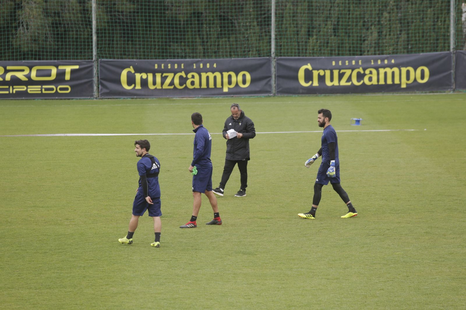 Cervera consulta unos papeles en mitad de un entreno y en presencia de varios jugadores.