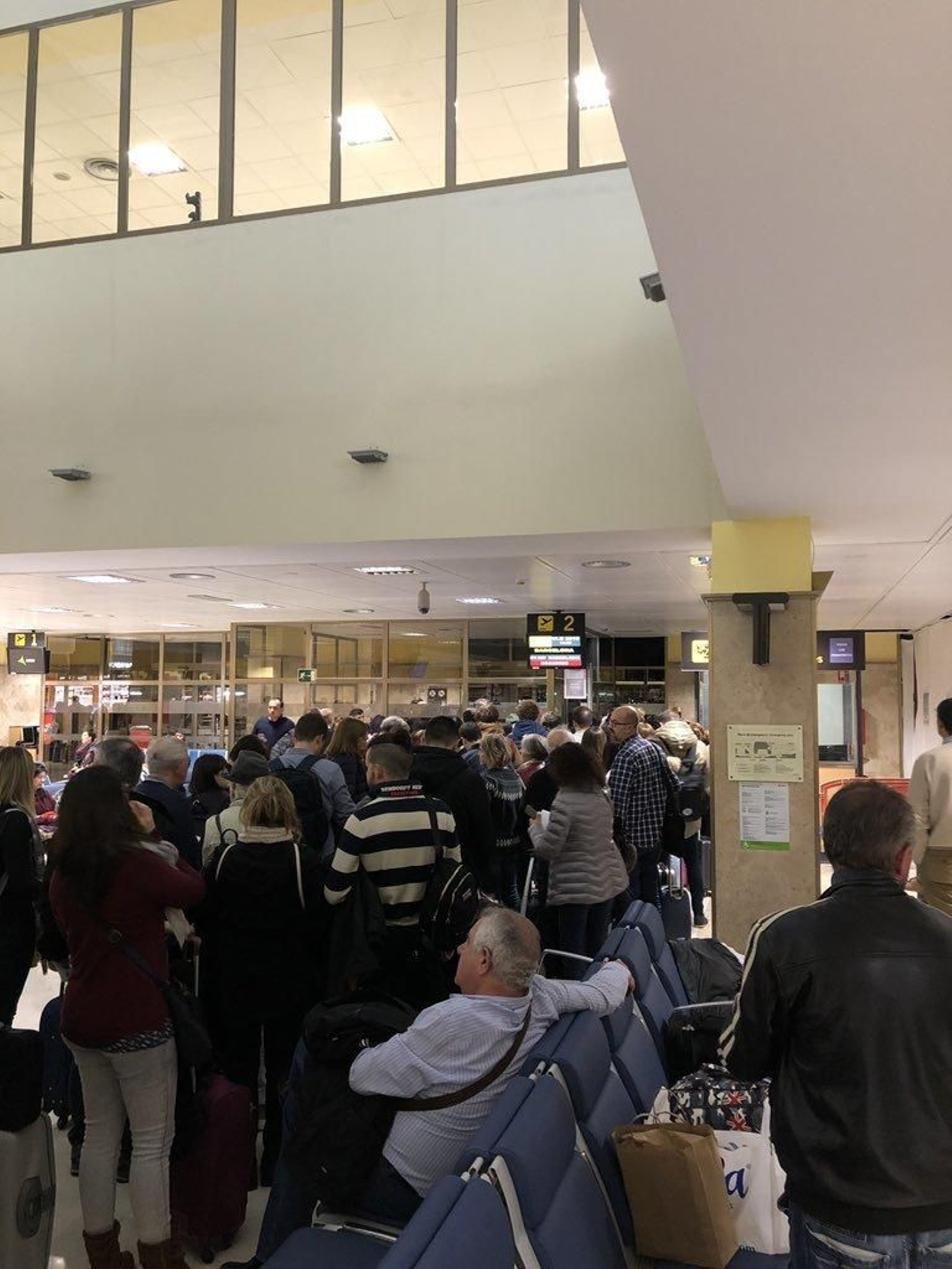 Cola de embarque de un vuelo a Barcelona posterior al que sigue sufriendo retrasos