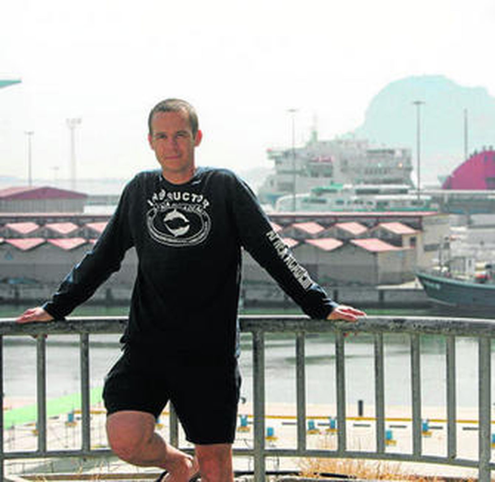 Andrés Payo, con el puerto de Algeciras y el Estrecho de Gibraltar de fondo.
