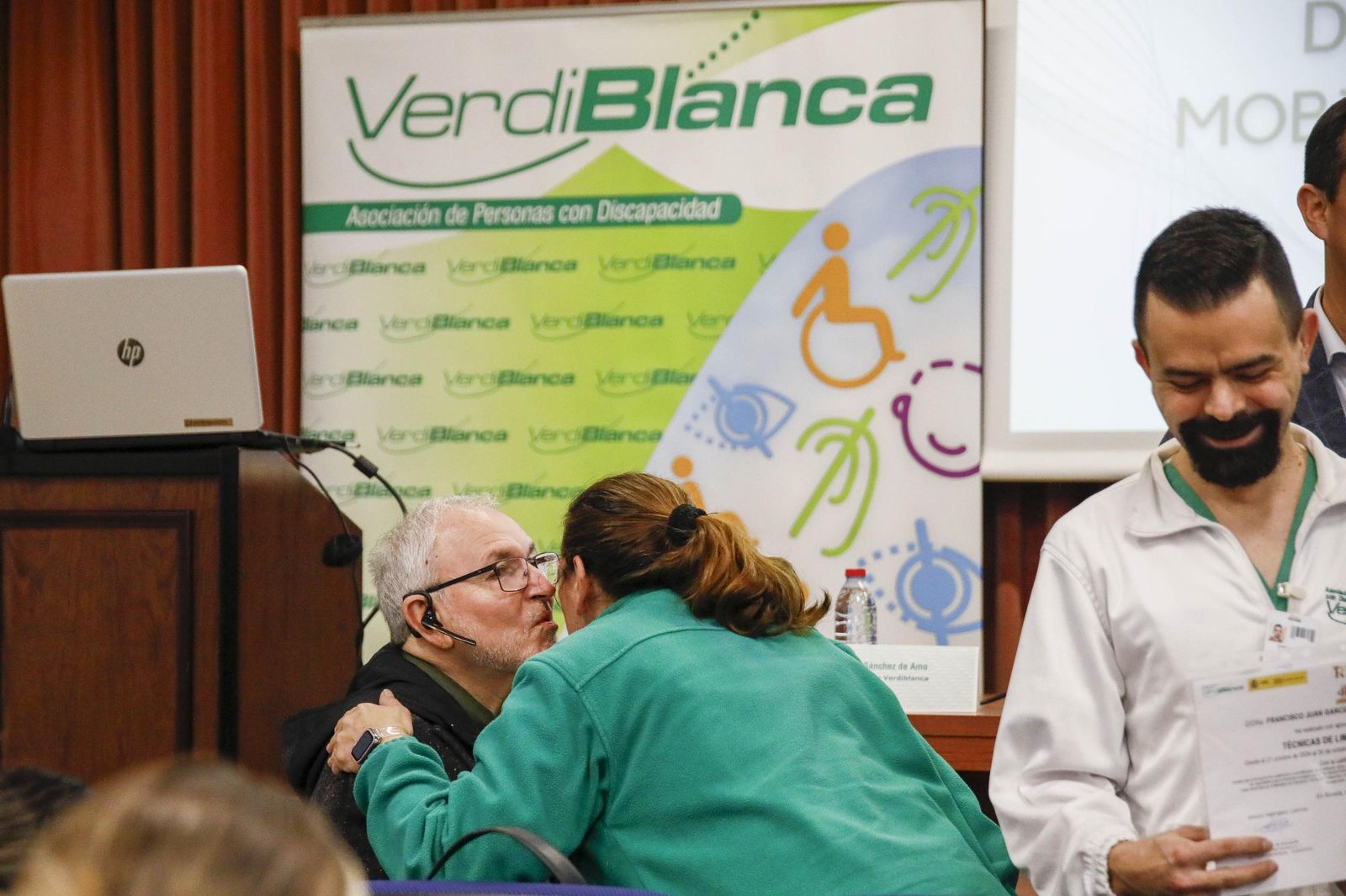 Imágenes de la enterga de certificado de profesionalidad de limpieza de superficies y mobiliarios de VerdiBlanca en la Universidad de Almería