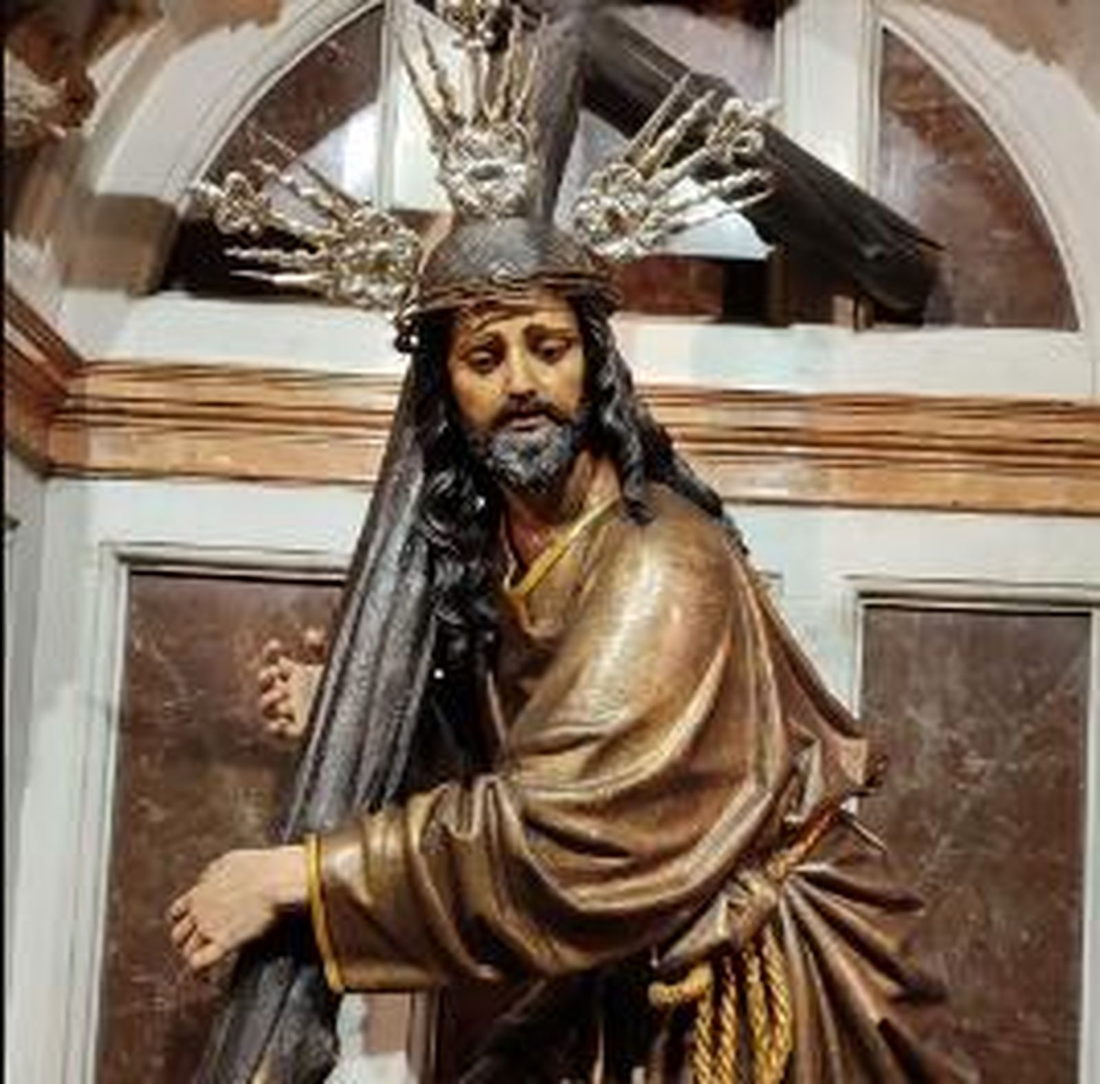 El Cristo de la Corona ya en su altar