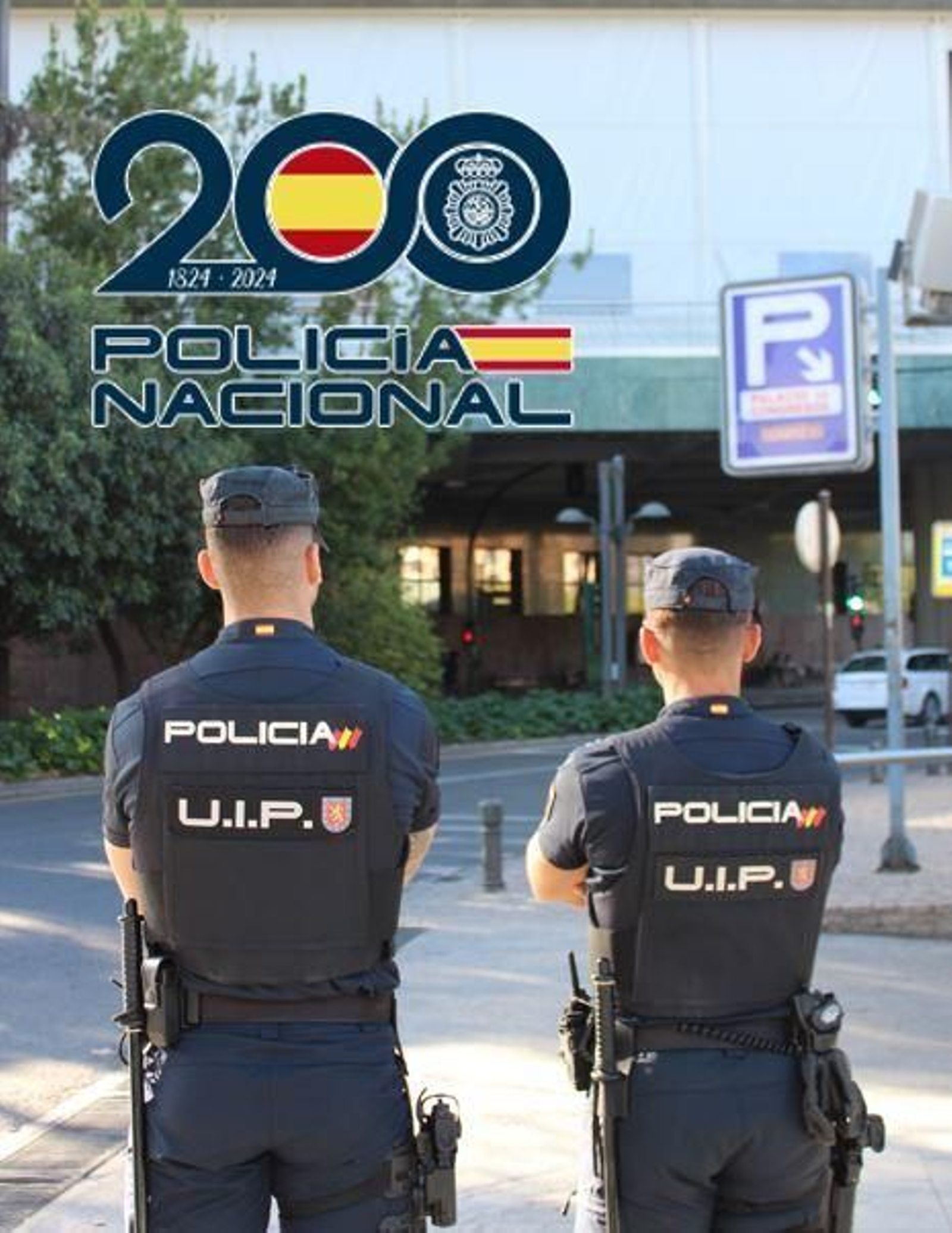 Dotación de la Policía Nacional a la entrada de un parking