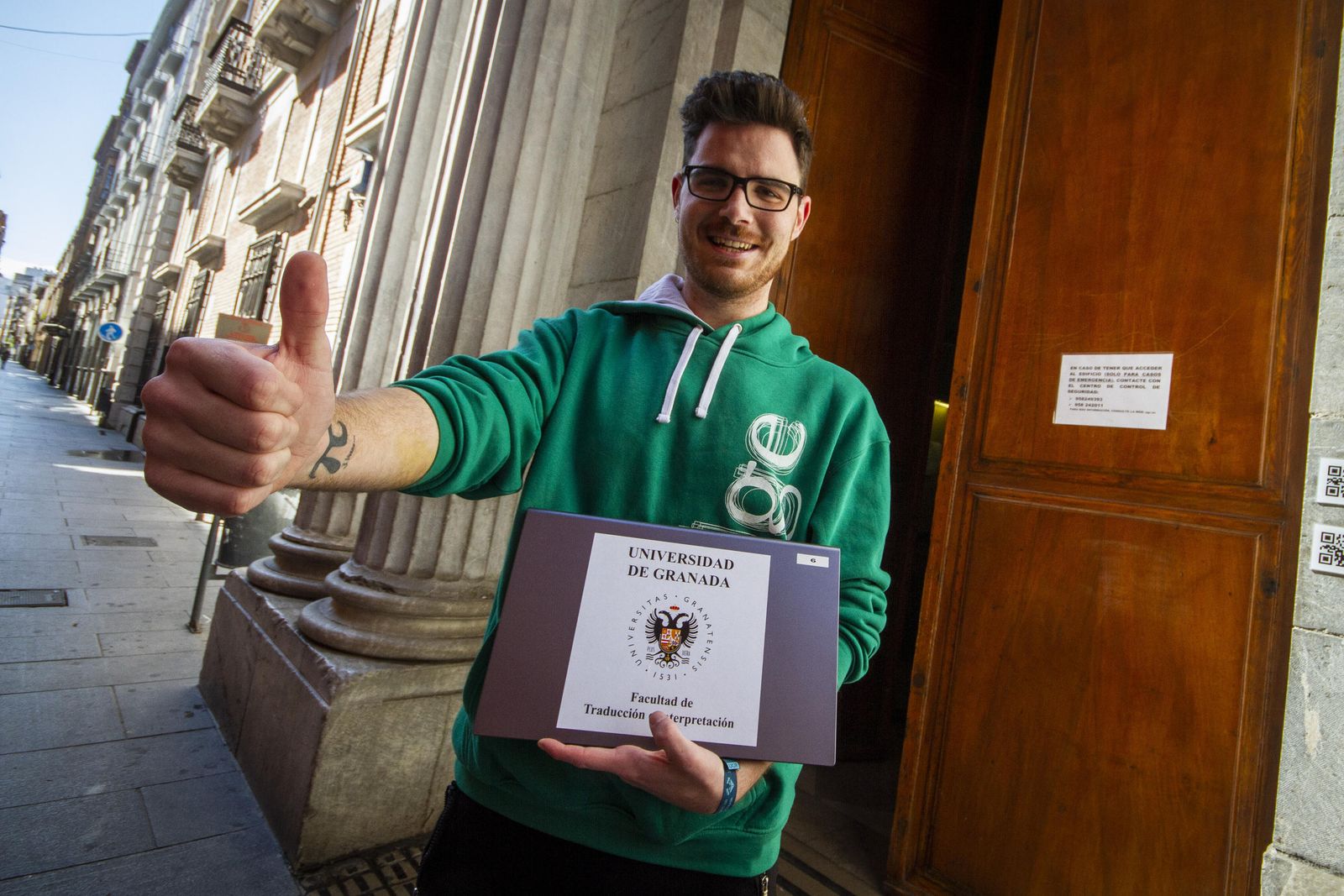 Imagen de archivo del reparto de equipos entre estudiantes tras la suspensión de las clases por el estado de alarma.