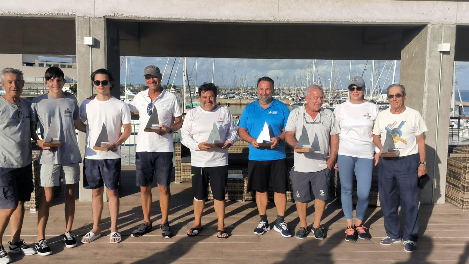 Los tres primeros clasificados de las dos categorías posan con su trofeos en el Náutico de Cádiz.