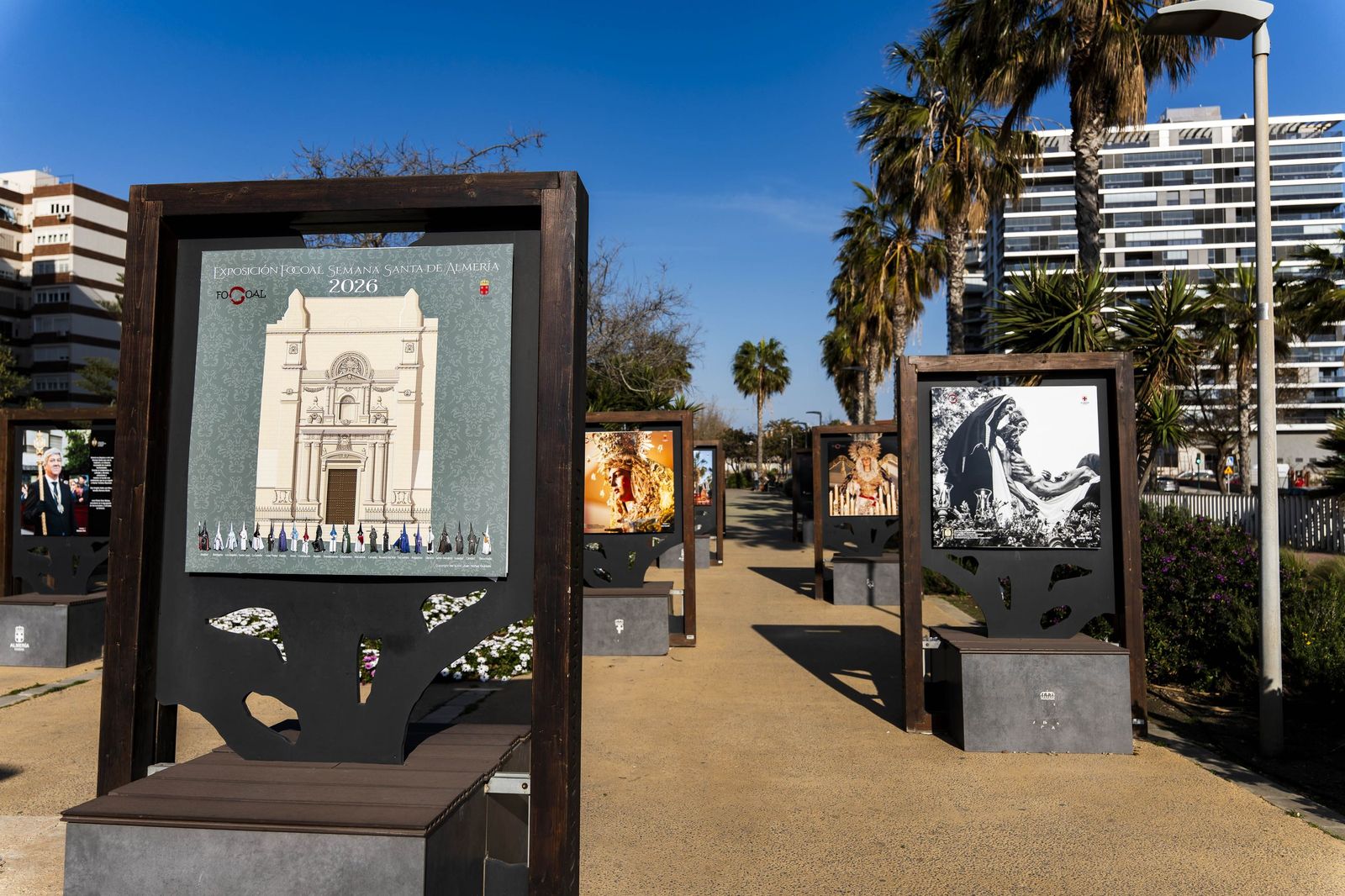 Exposición "La otra mirada" de los Fotógrafos Cofrades de Almería Focoal, en imágenes