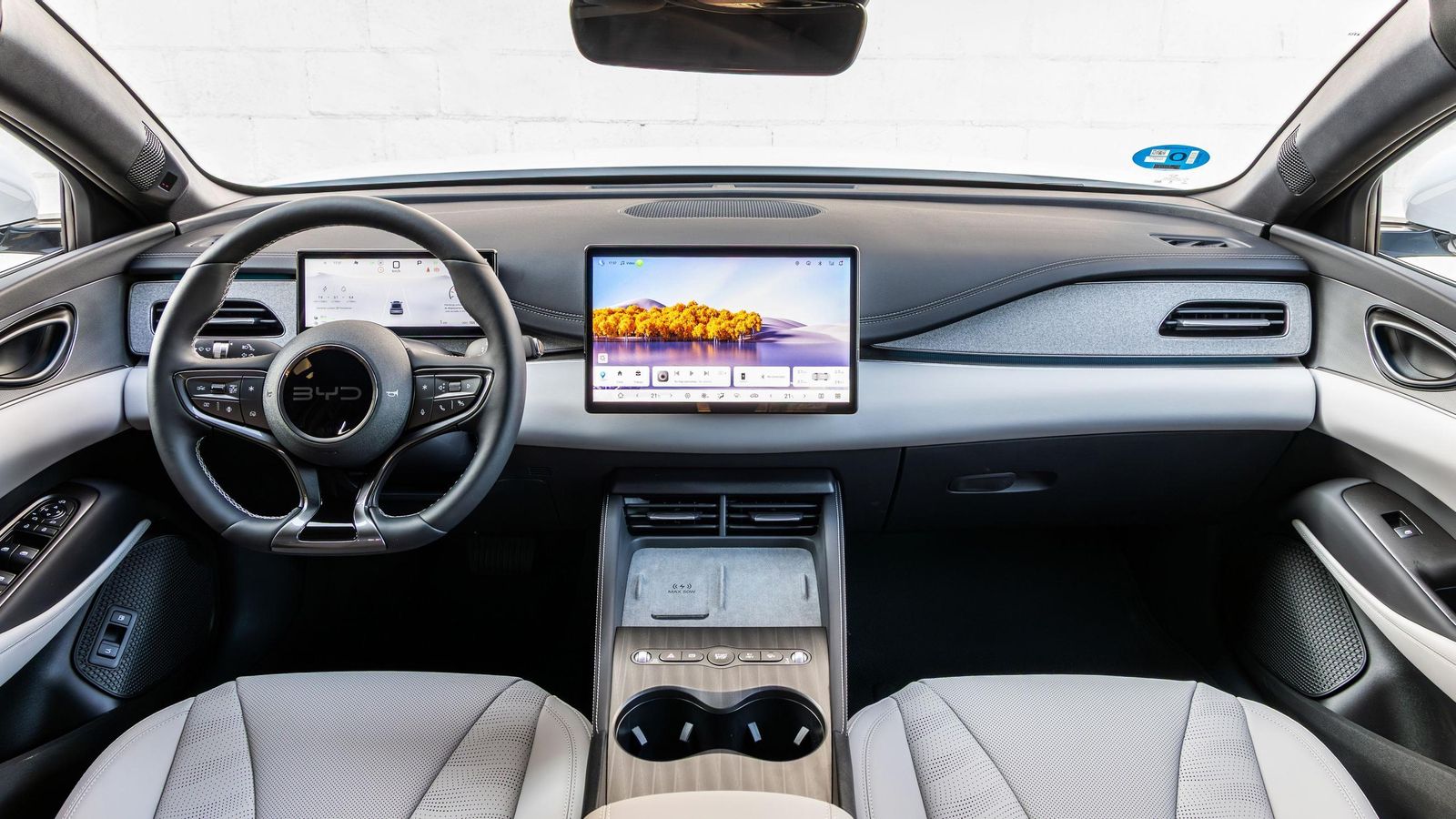 En la consola central, entre los dos asientos, se sitúa el interruptor que permite al conductor elegir entre un andar exclusivamente eléctrico o híbrido. Como es habitual en la marca, los interiores presentan una buena factura.