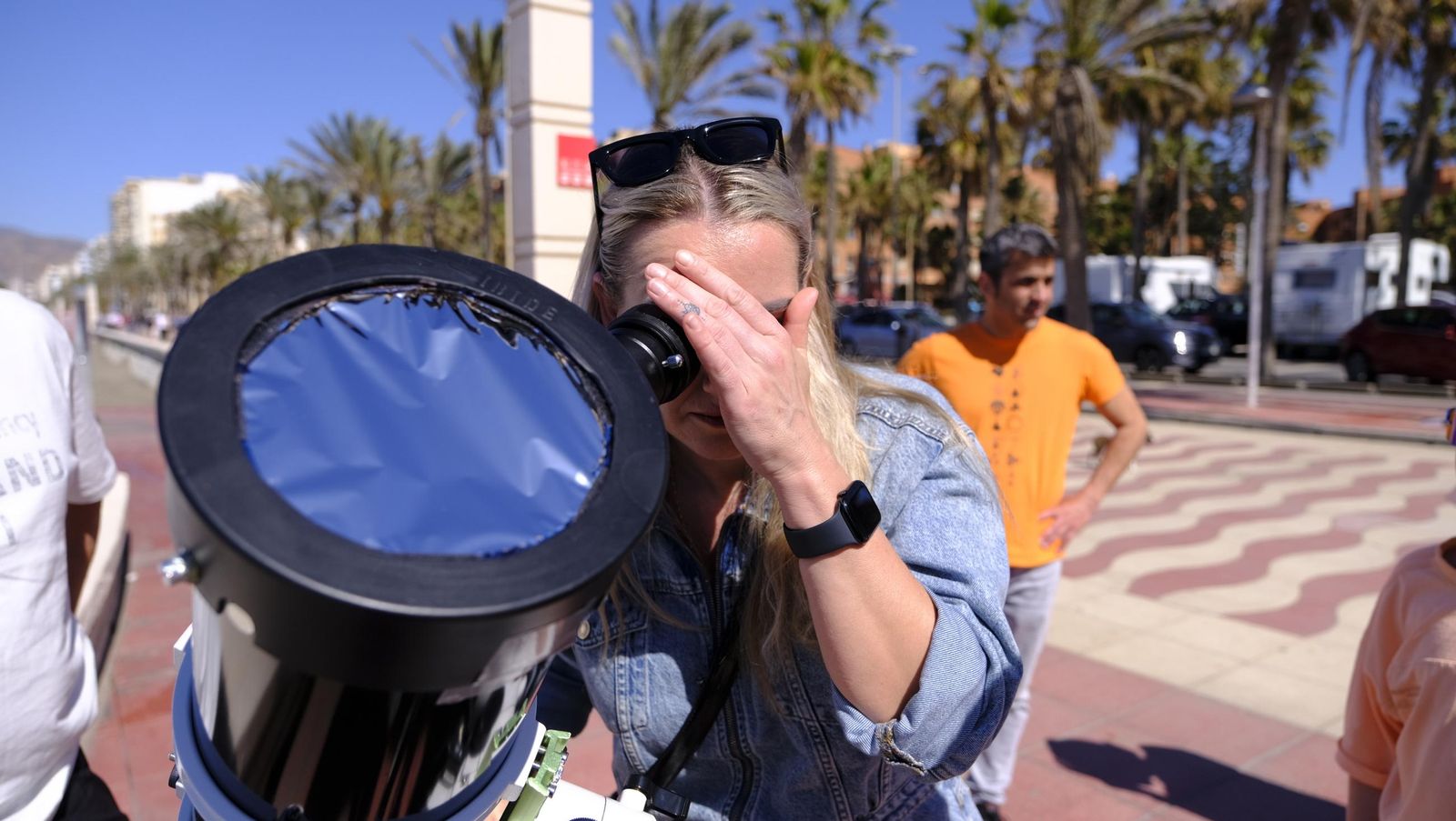 Almería observa el eclipse solar desde el Paseo Marítimo, en imágenes