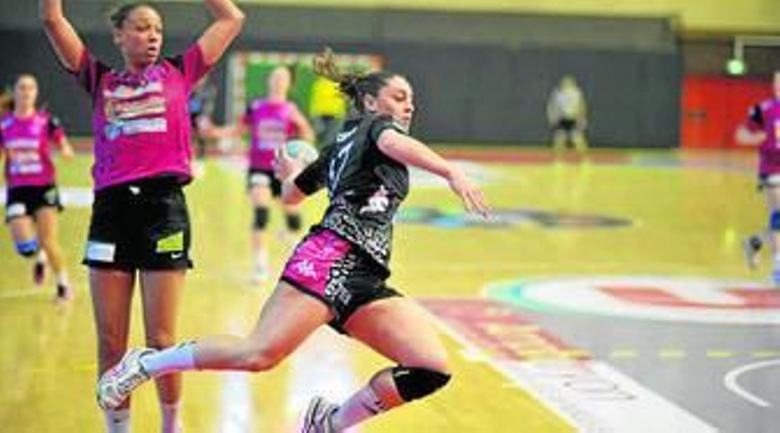 Marta López lanza a portería.