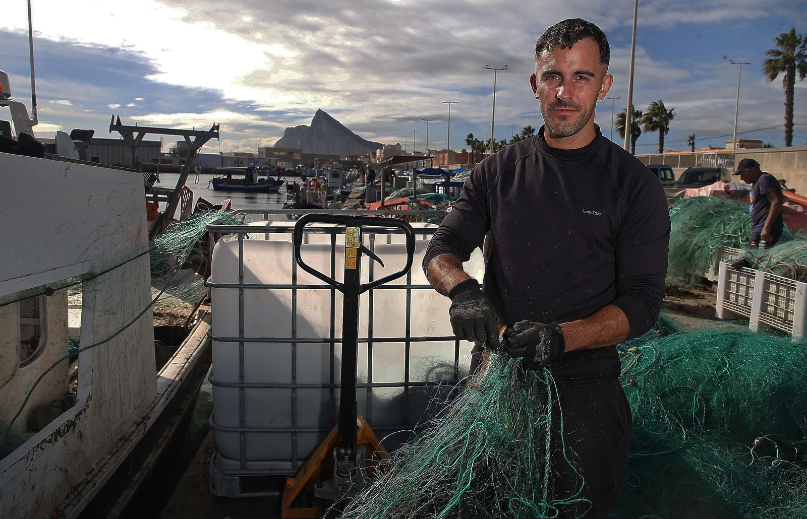 Jonathan Sánchez trabaja en su barco de pesca en el Puerto de La Atunara.