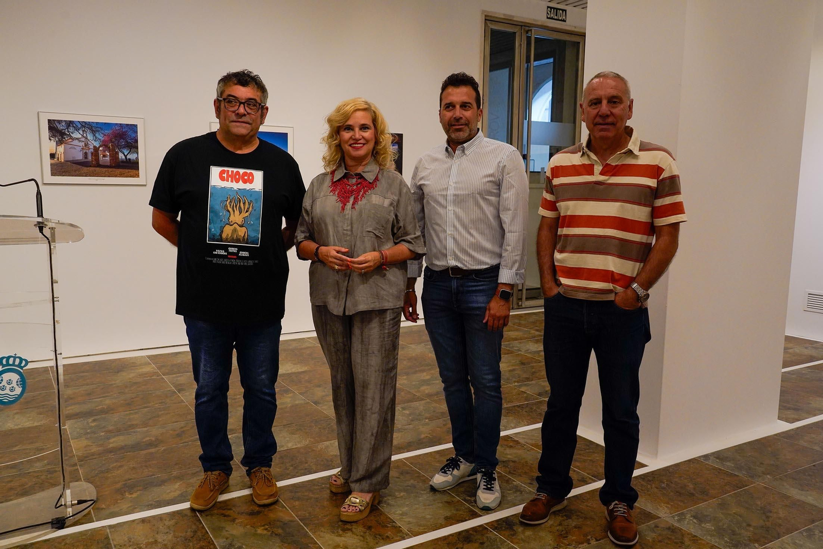 Imágenes de la inauguración de la exposición 'Ermitas de repoblación en la Sierra de Huelva' por La diputada de Cultura, Gracia Baquero, y el autor de la exposición, Jorge Garrido.