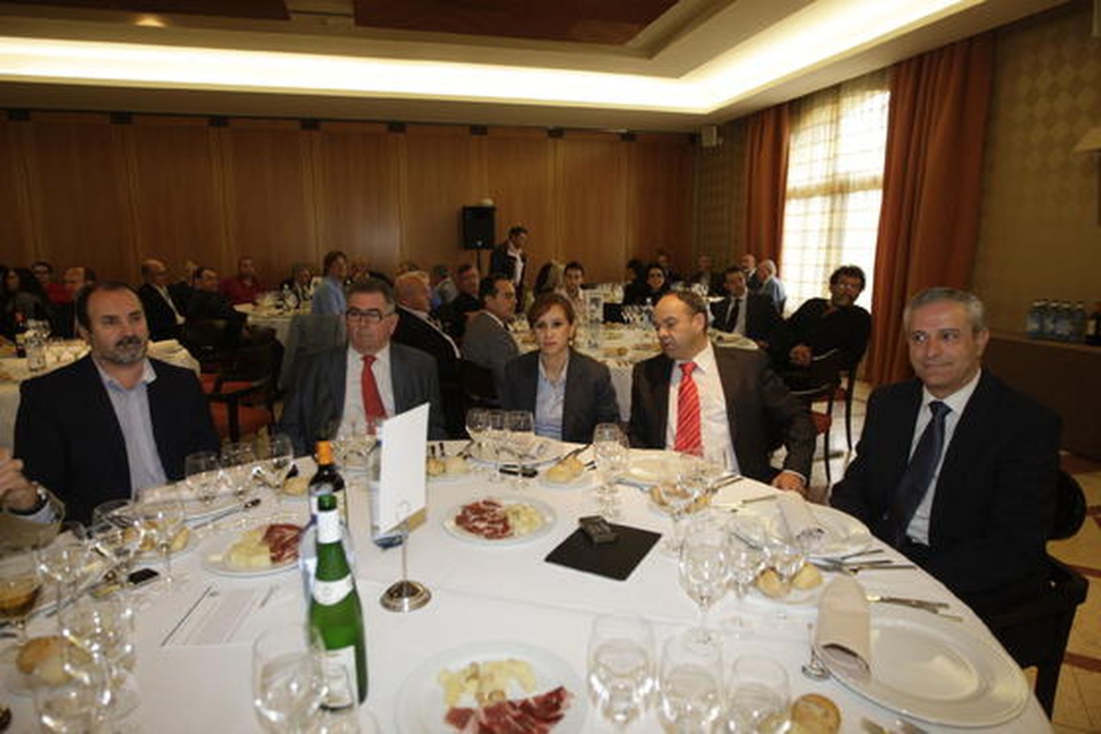 José Manuel Ortiz, delegado de Obras Públicas; Ramón Sedeño, presidente de Unicaja Voley; Conchi Parra, responsable de Mercadona; José Luis Fernández, prensa del Congreso; y Lázaro López, director de La Envía. 

Foto: Fran Leonardo
