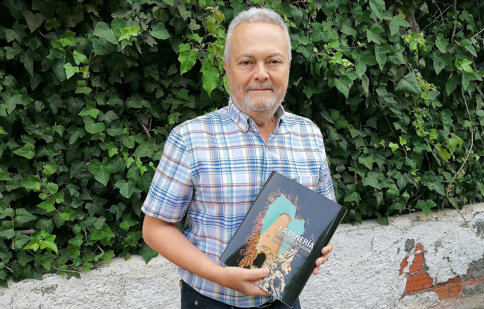 Lorenzo Cara con su obra sobre la minería de la Sierra de Gádor.