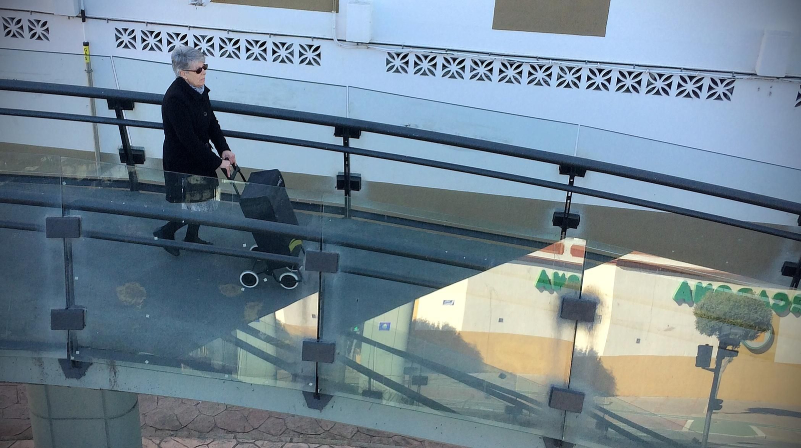Una señora baja por la rampa de la pasarela de Bahía Sur del lado de Pery Junquera.