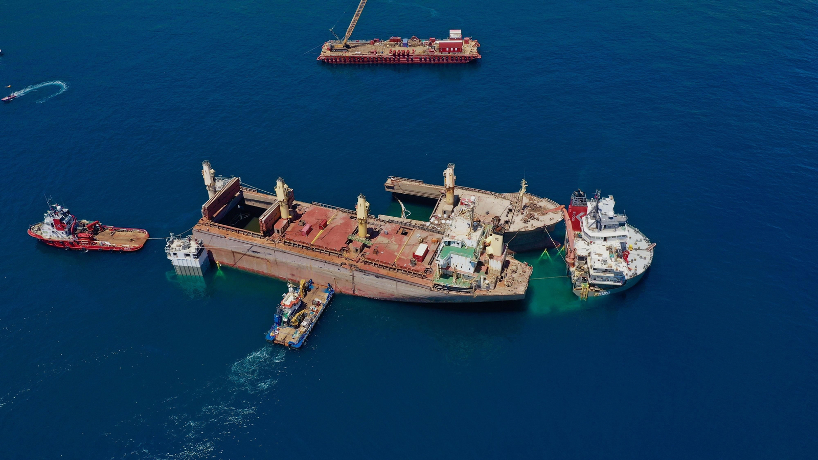 Los restos del 'OS 35' sobre la plataforma semisumergible 'FJORD'.