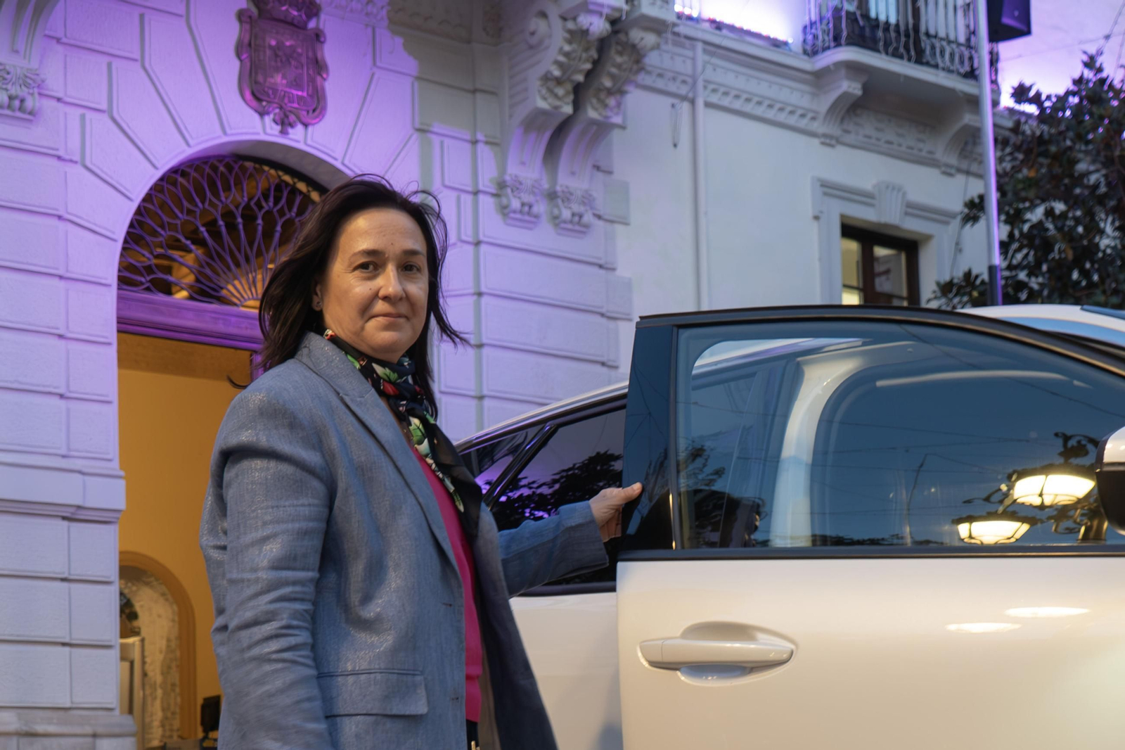 Ángeles Molina, con el coche oficial frente al Ayuntamiento de Granada.