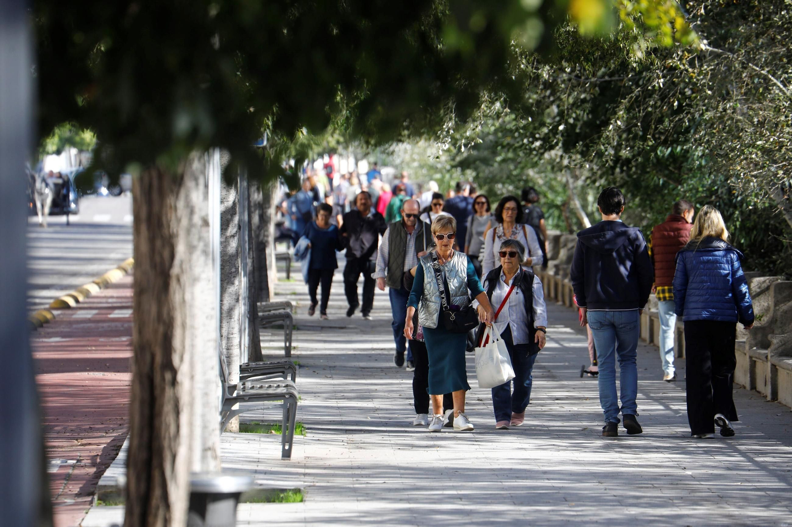 Las imágenes de Córdoba repleta de turistas en el Puente de los Santos