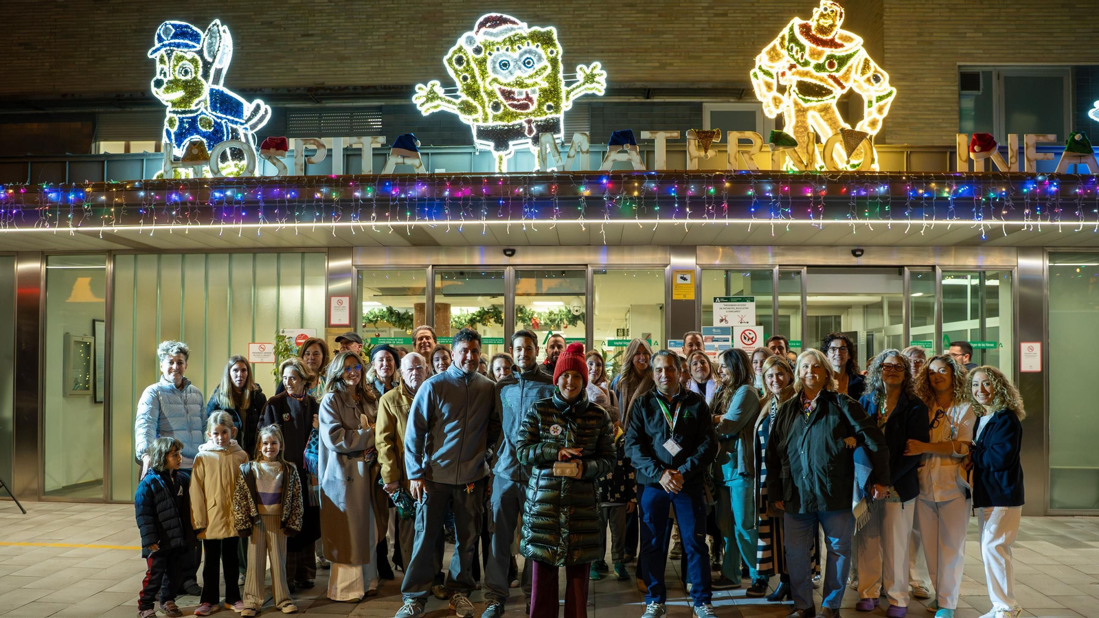 Alba pulsa el botón de encendido en el hospital