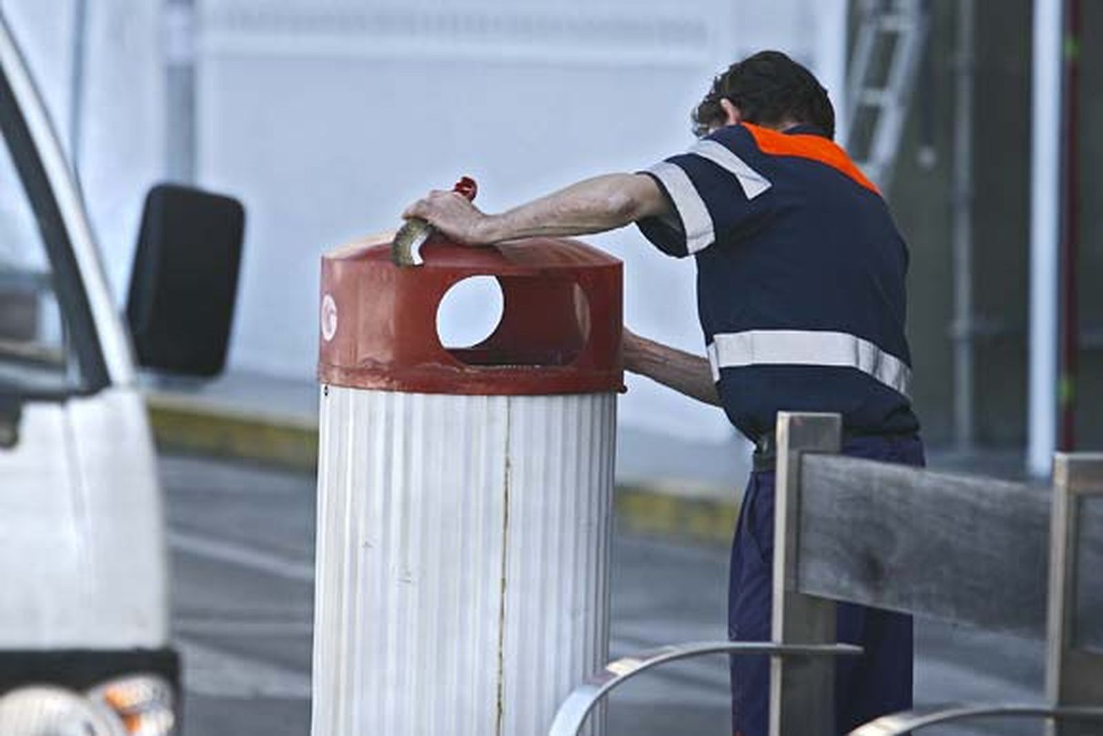 Decenas de operarios se afanan estos días por dejar la zona estrella del verano gaditano en perfecto estado./Joaquín Pino

Foto: Joaquin Pino