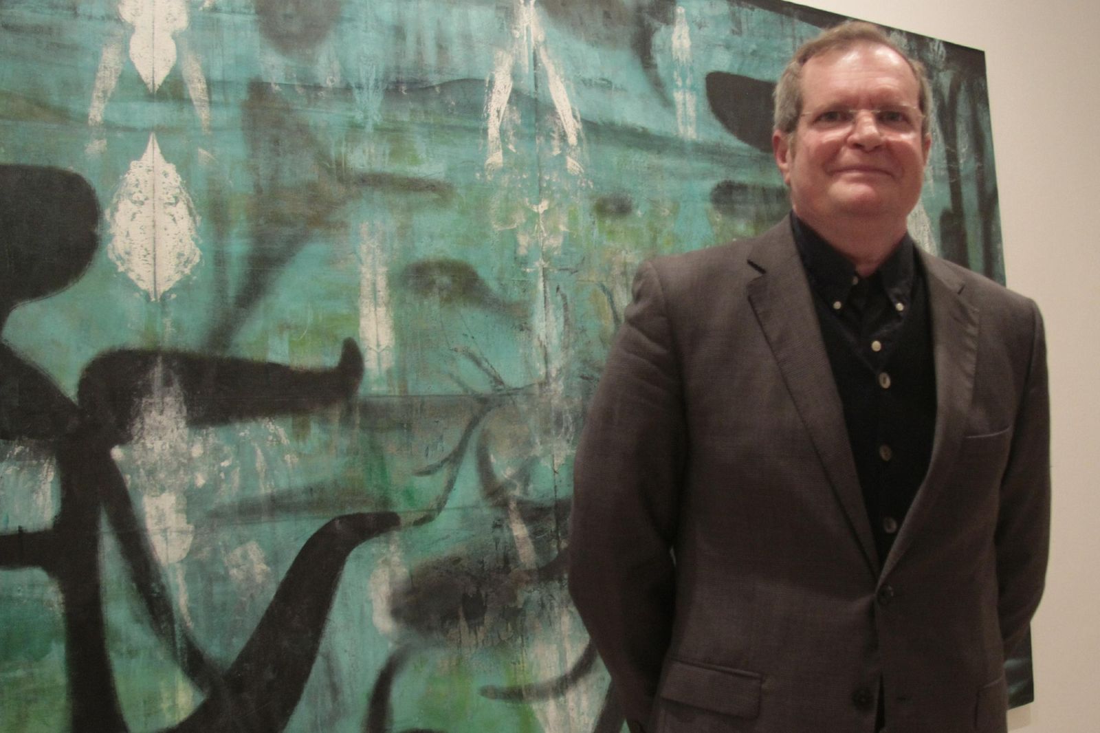 El pintor Juan F. Lacomba, ante uno de los cuadros que muestra en la exposición de la Casa de la Provincia.