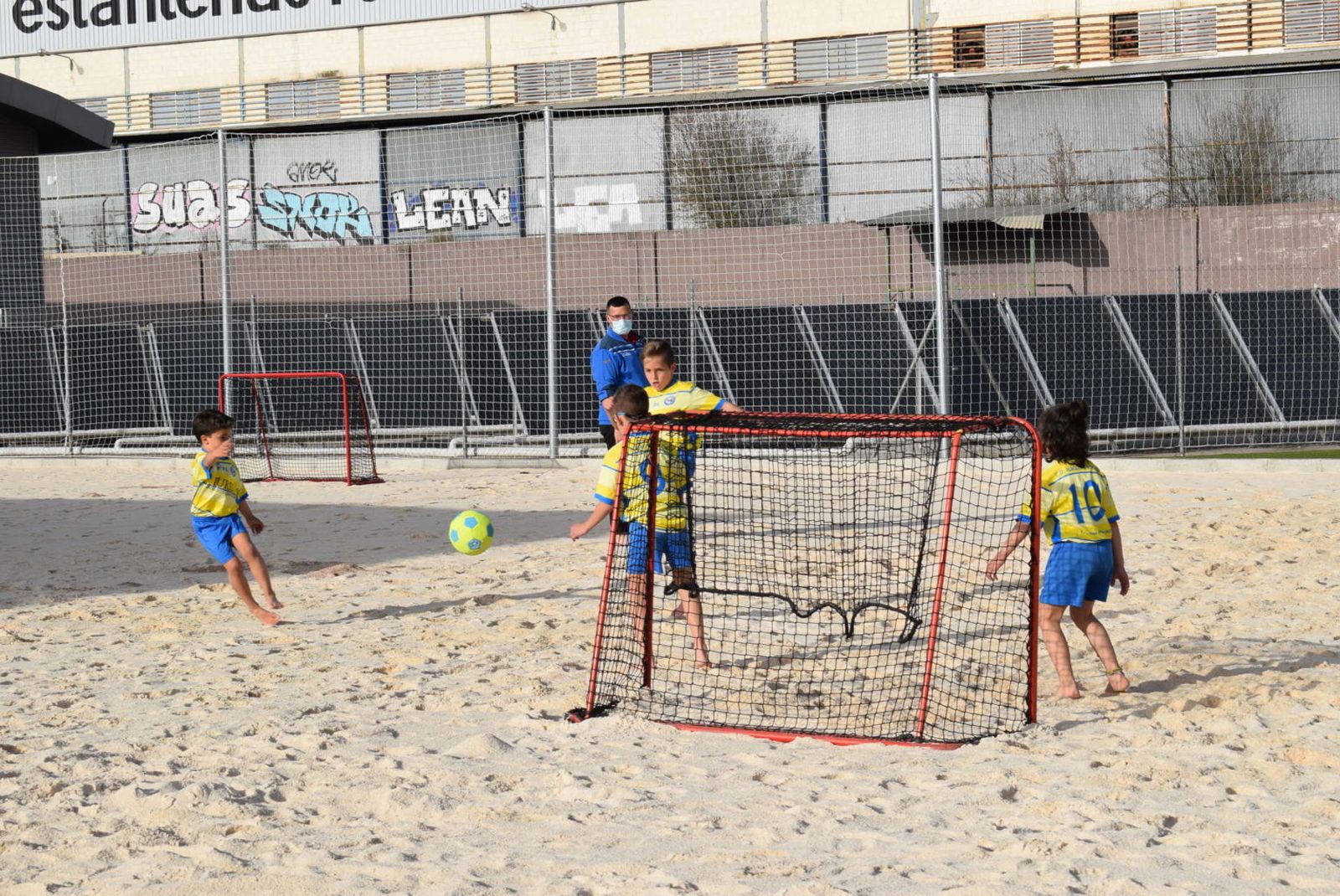 Un grupo de niños practica el fútbol playa en Albolote
