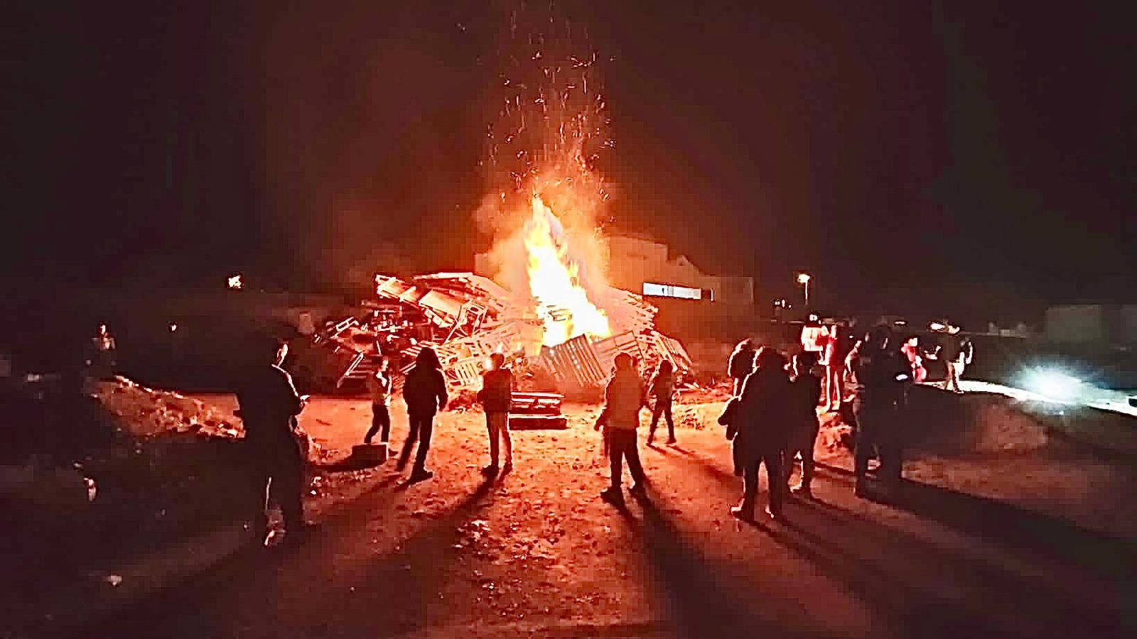 Vecinos juntos a una de las hogueras.