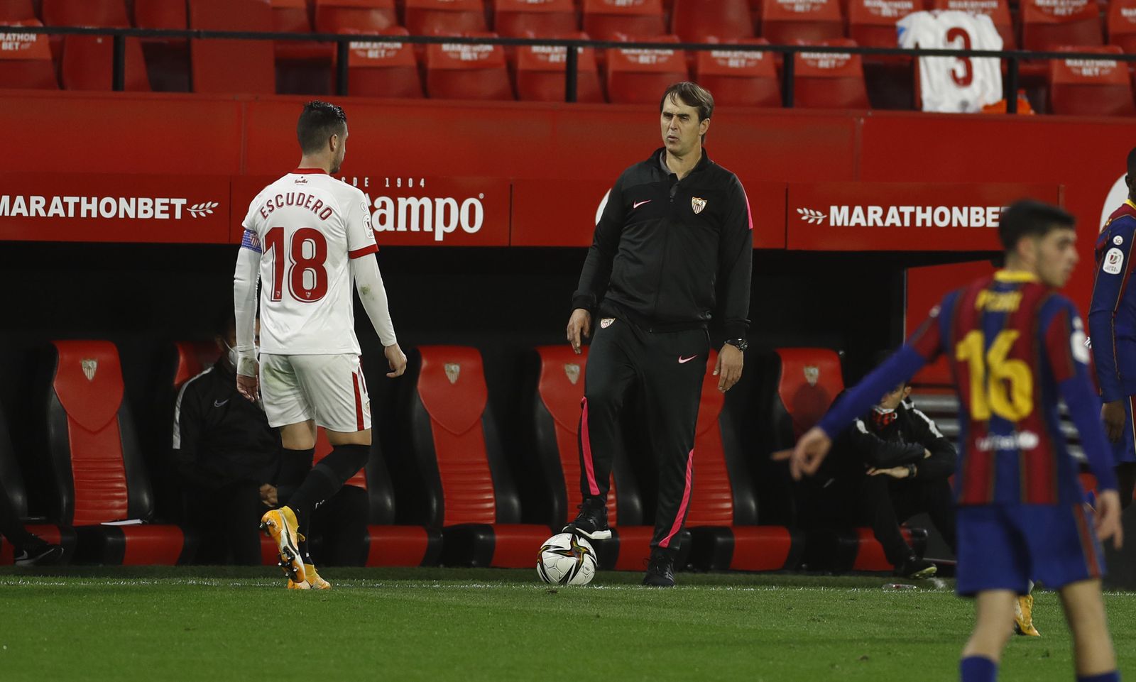 Lopetegui habla con Escudero en un momento del partido.