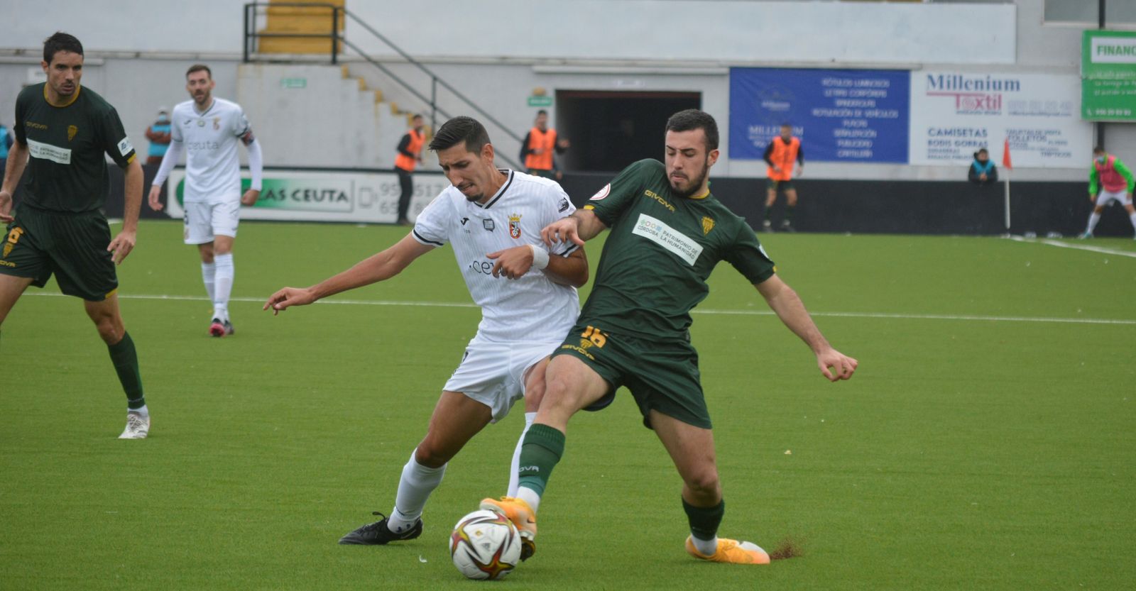 Carlos Puga pugna por el balón con un jugador del Ceuta en la última visita del Córdoba CF al Alfonso Murube.