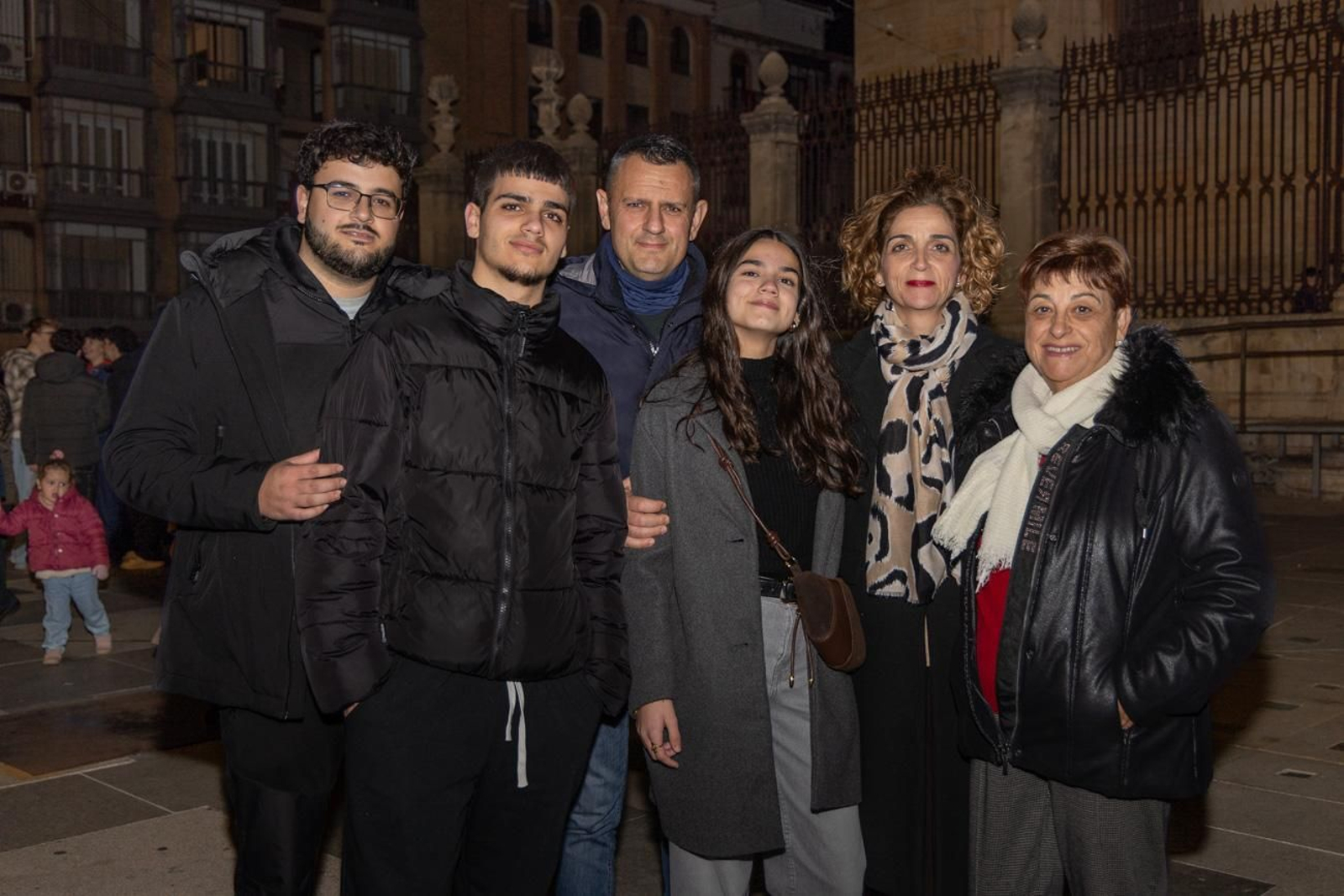 Los jiennenses disfrutan del centro de la ciudad, rodeados de un ambiente navideño