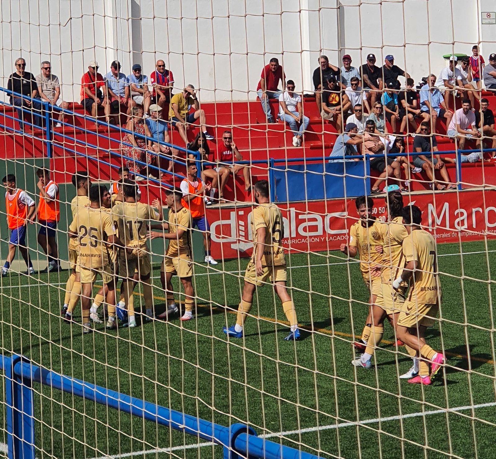 Los jugadores del Atlético Malagueño celebran el gol