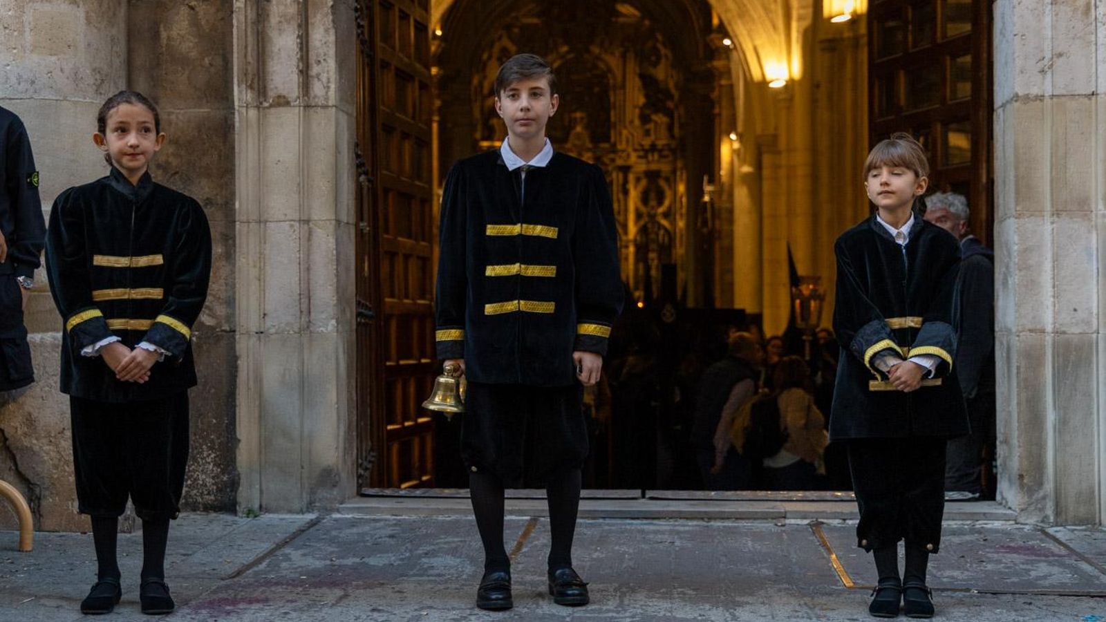 Luto y duelo en la noche del Viernes Santo, en imágenes
