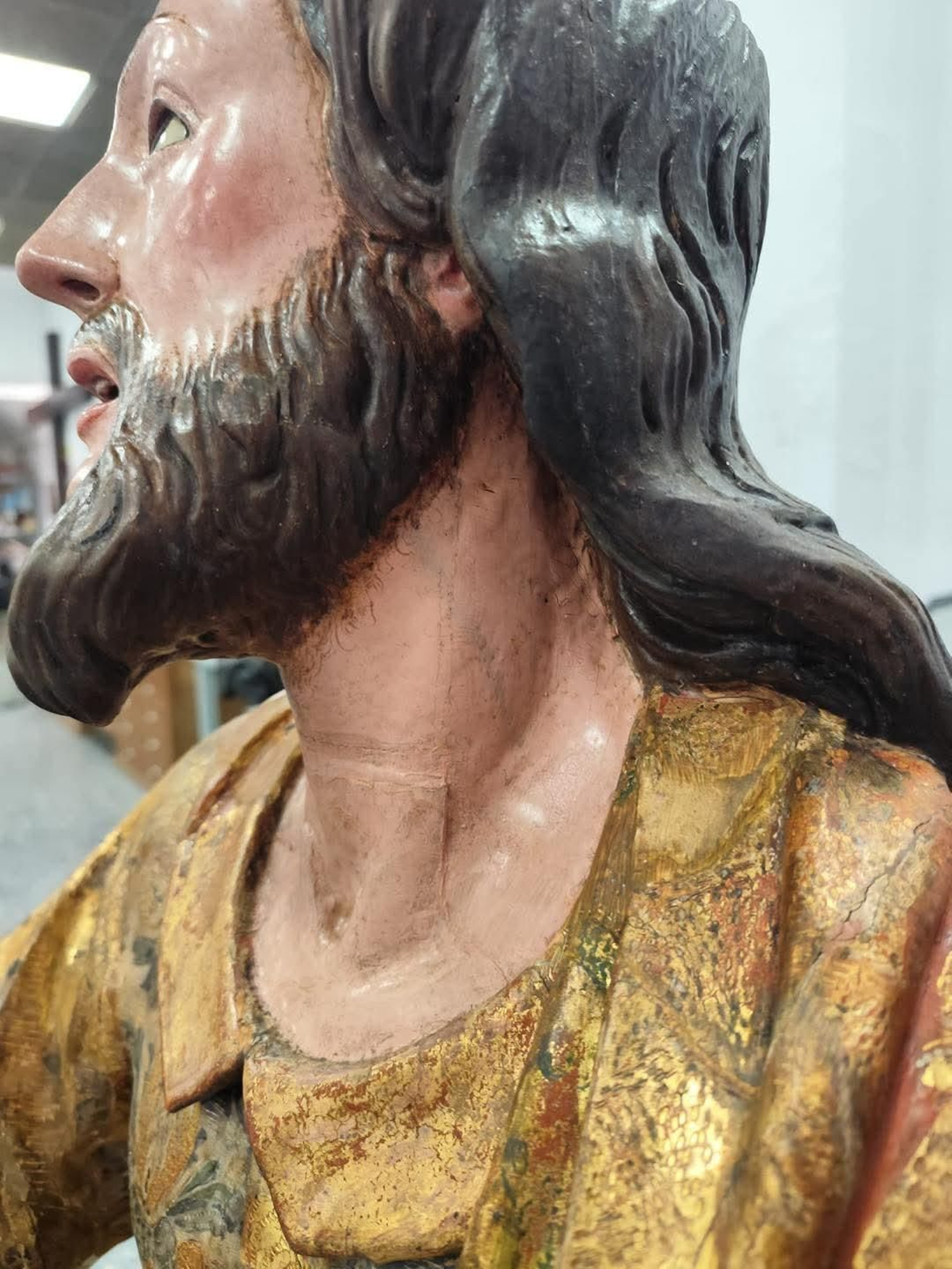 Detalle de la imagen de San Juan que ha sido restaurada Detalle de la imagen de San Juan que ha sido restaurada