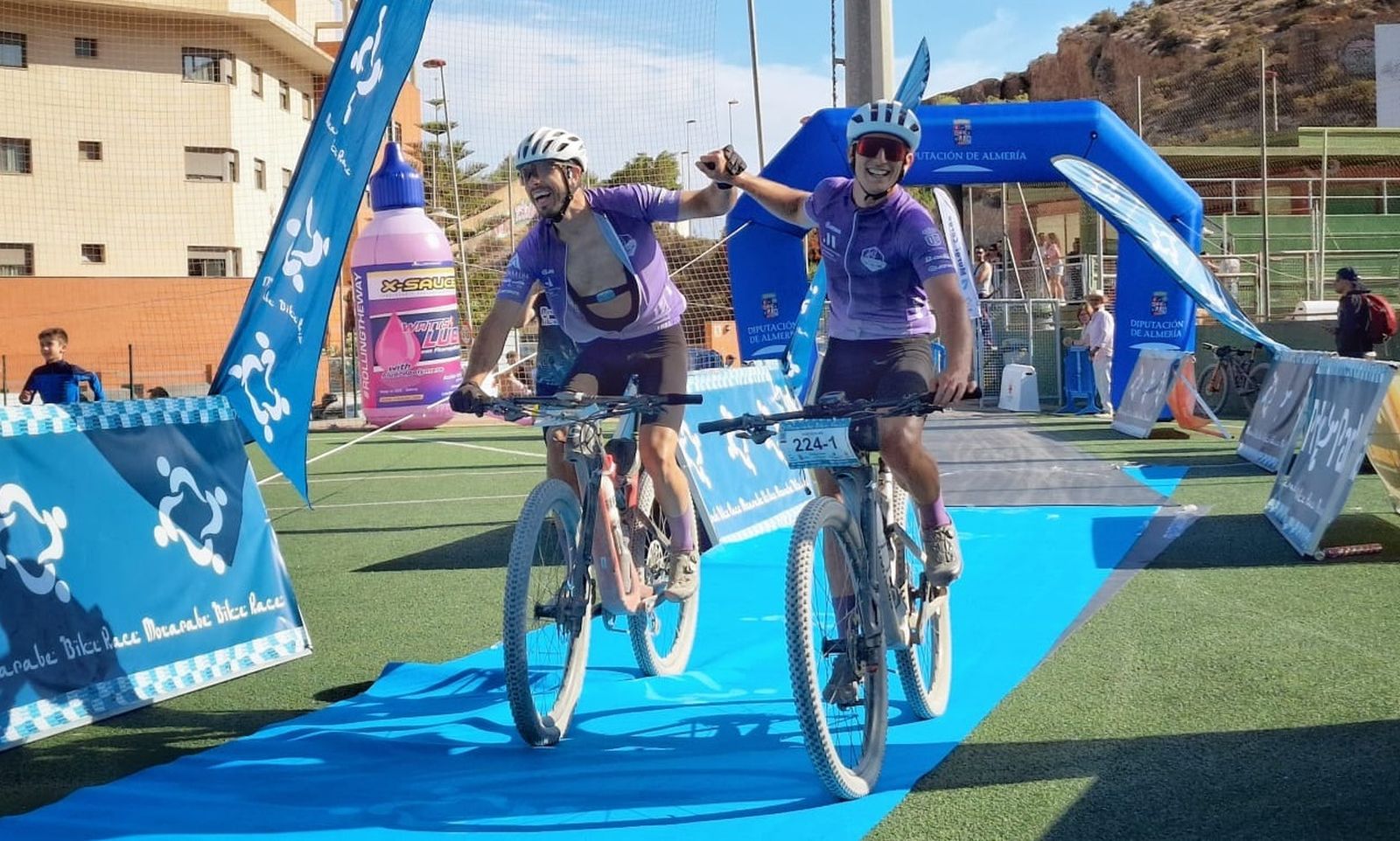 Llegada a meta de 'Team Scalpel'.