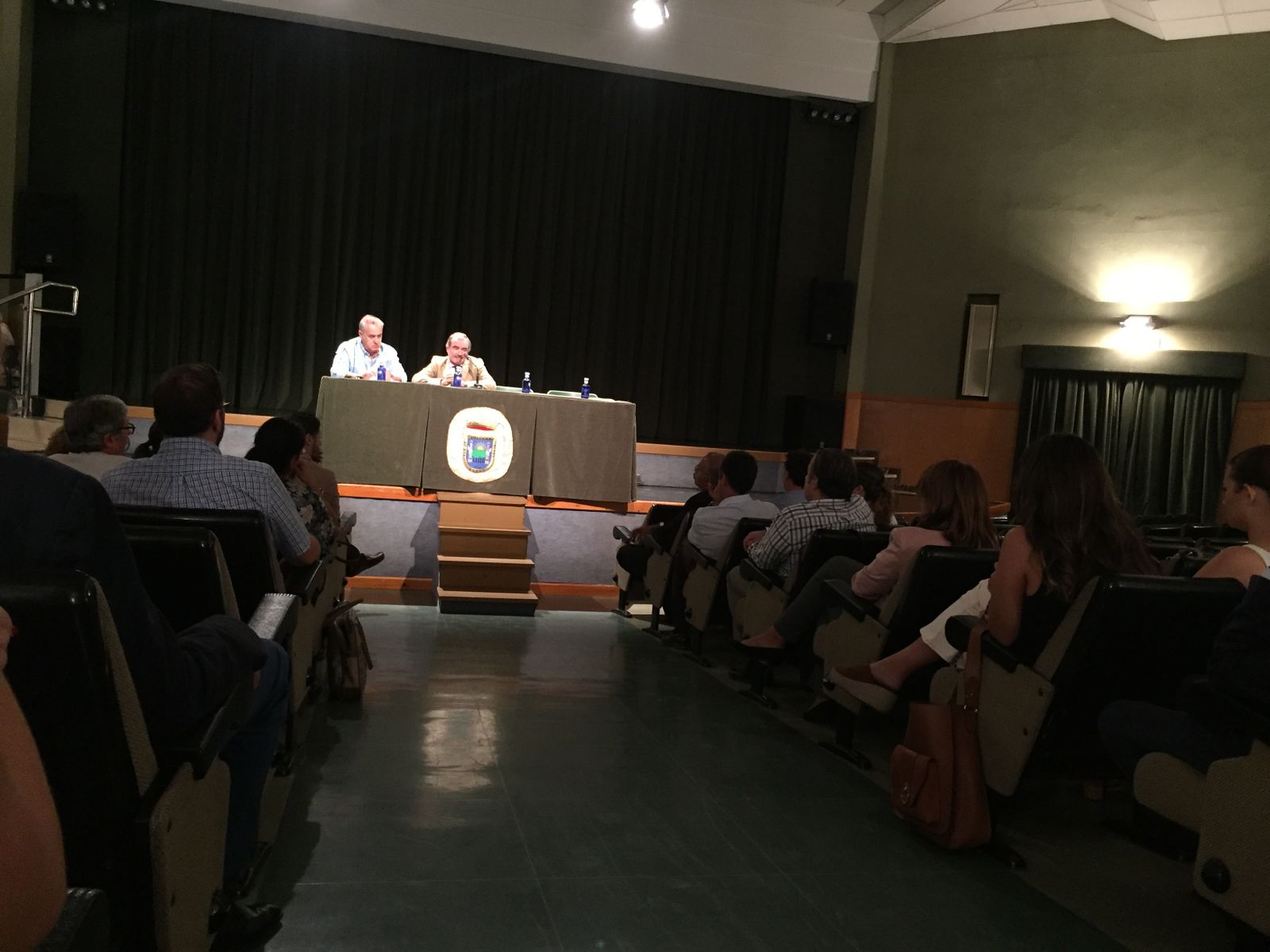 Óscar Cisneros preside la reunión con sus compañeros de Sanlúcar