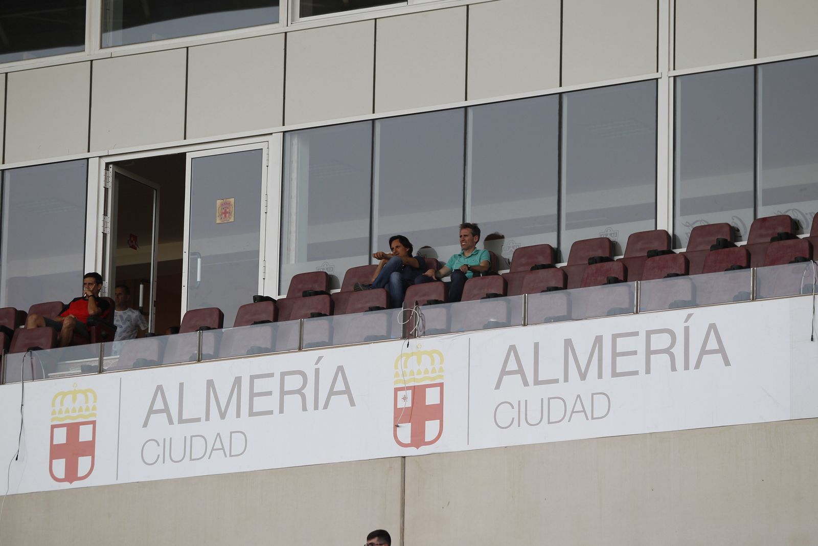 Corona sigue una sesión preparatoria desde el palco sentado junto a Ibán Andrés