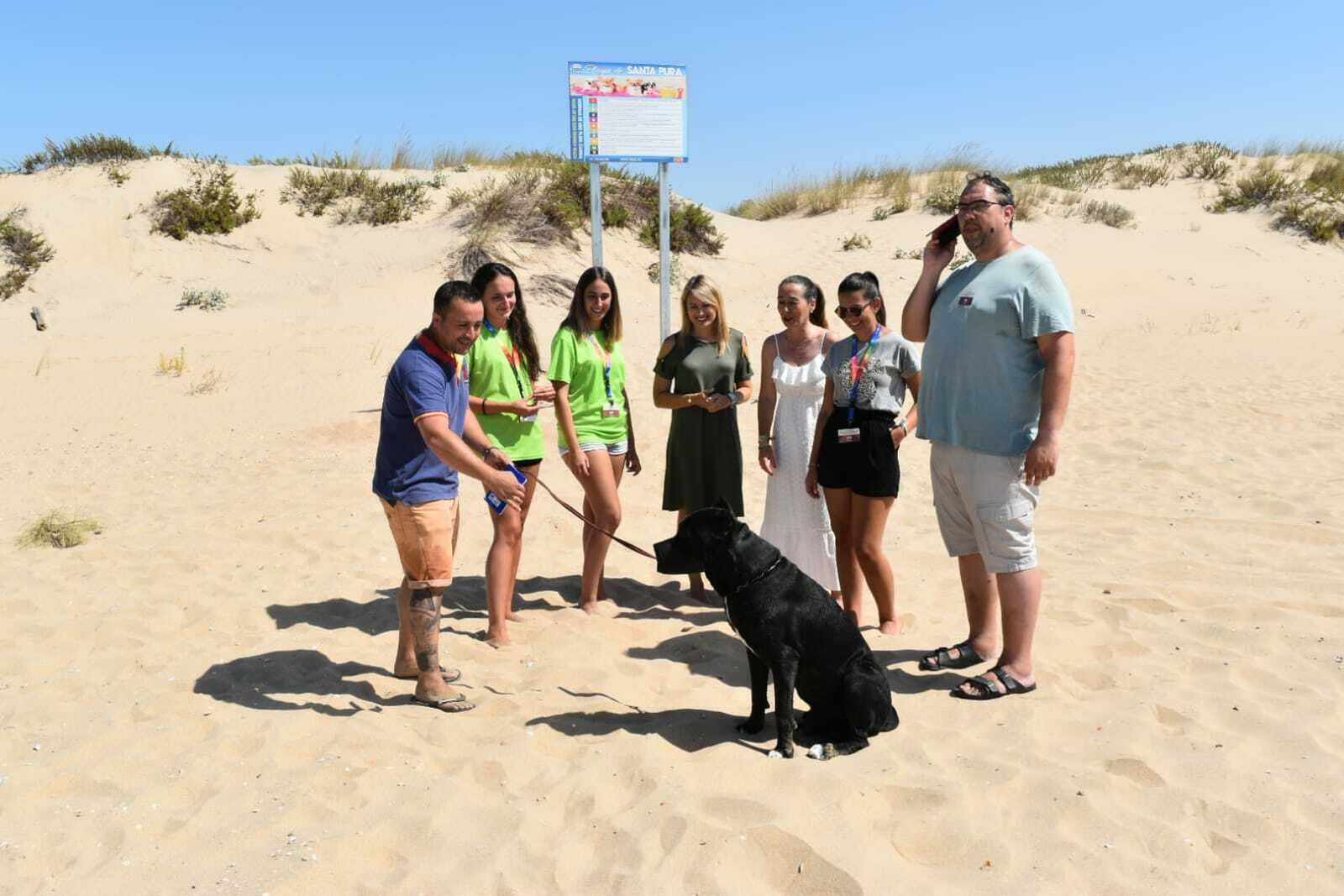 Inauguración de la playa canina de Santa Pura en Lepe.