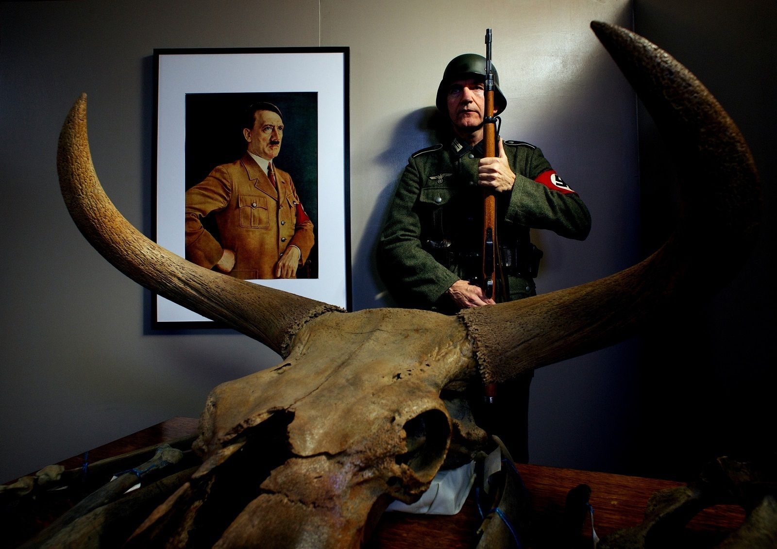 Una recreación del documental, con un cráneo de un uro.