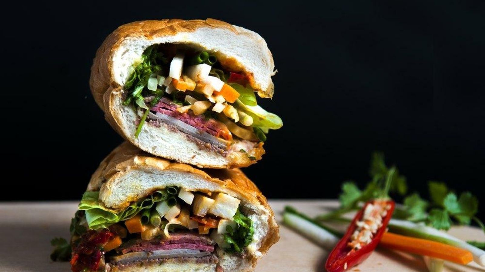 Preparar un sándwich asiático a tus amigos te hará quedar como un cocinitas de pro.