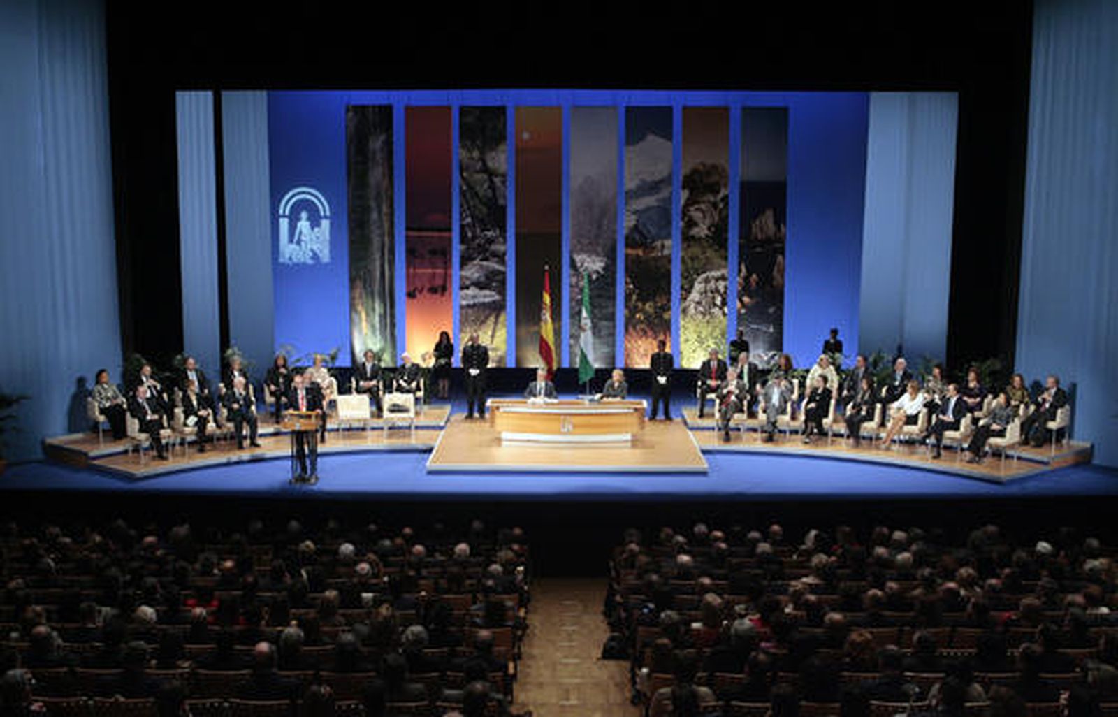 Vista general del escenario en el que se han entregado las Medallas de Andalucía y los títulos de Hijo Predilecto. / Juan Carlos Muñoz · Juan Carlos Vázquez