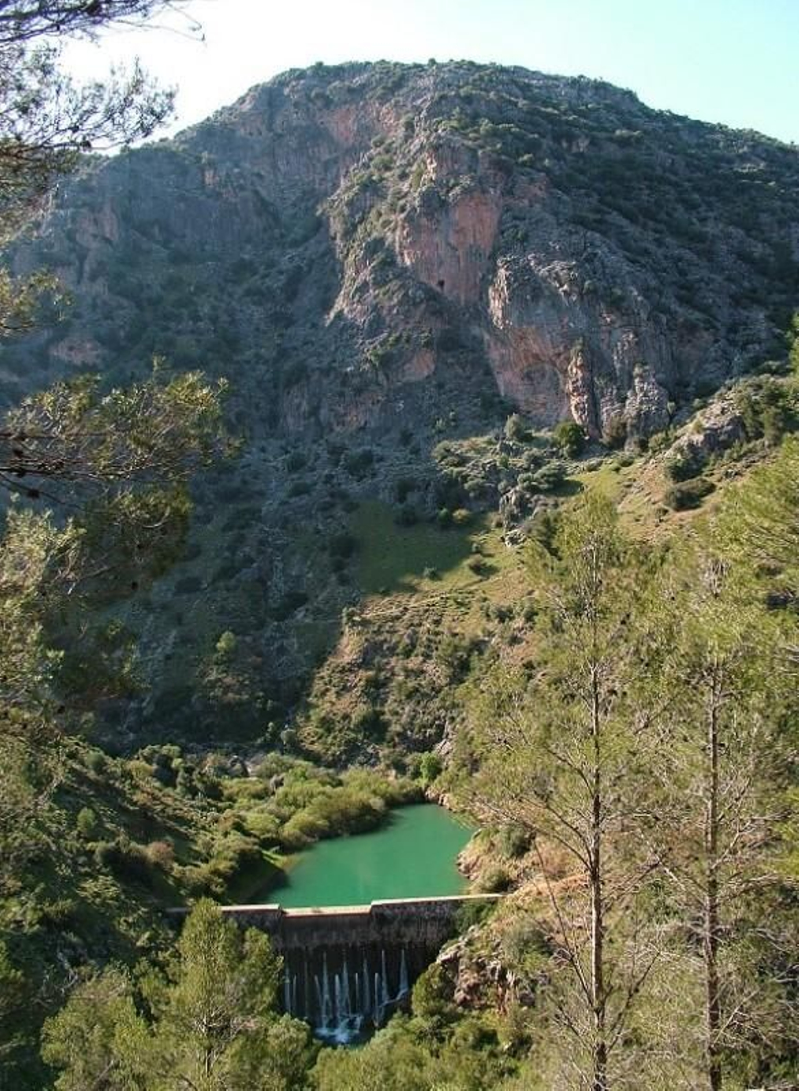 El bello dique del Nacimiento del río Turón.
