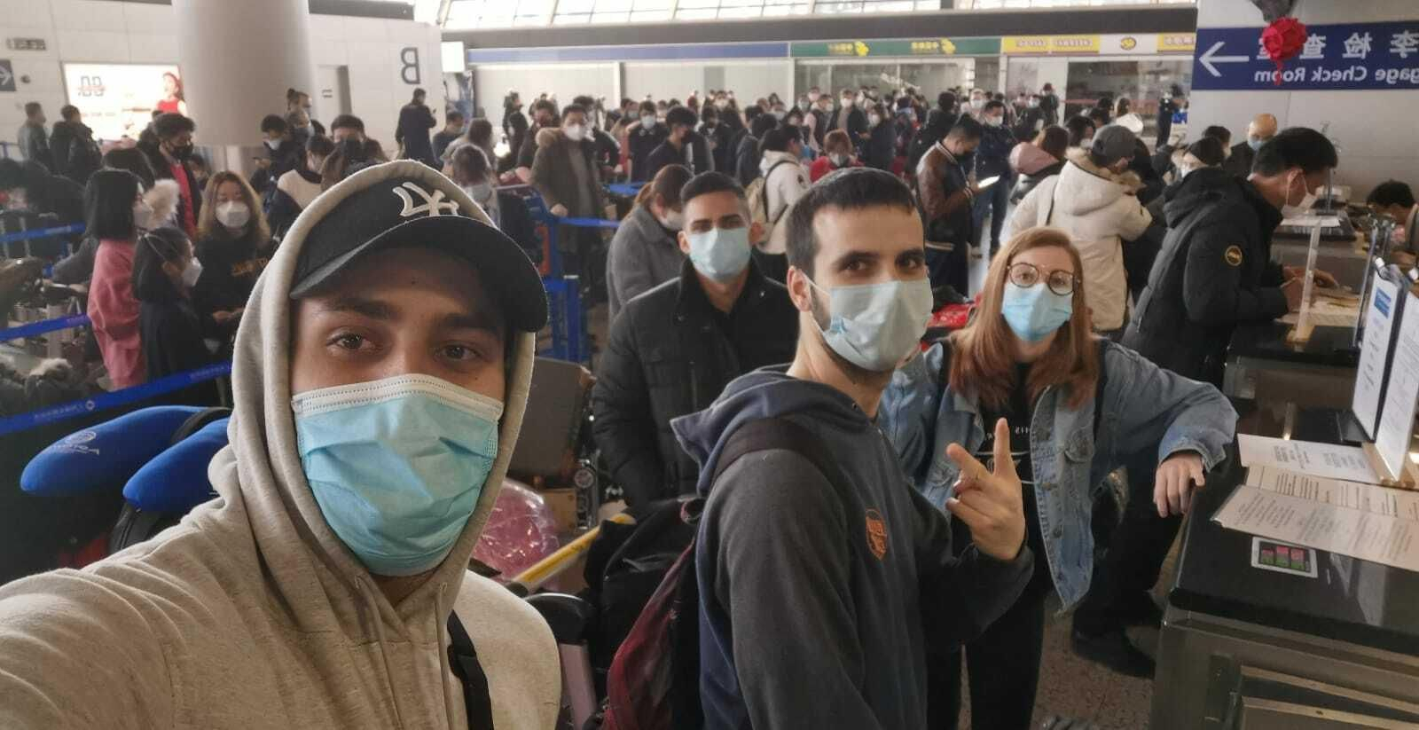 El joven piloto, en primer plano, en la terminal del aeropuerto de Shangai.