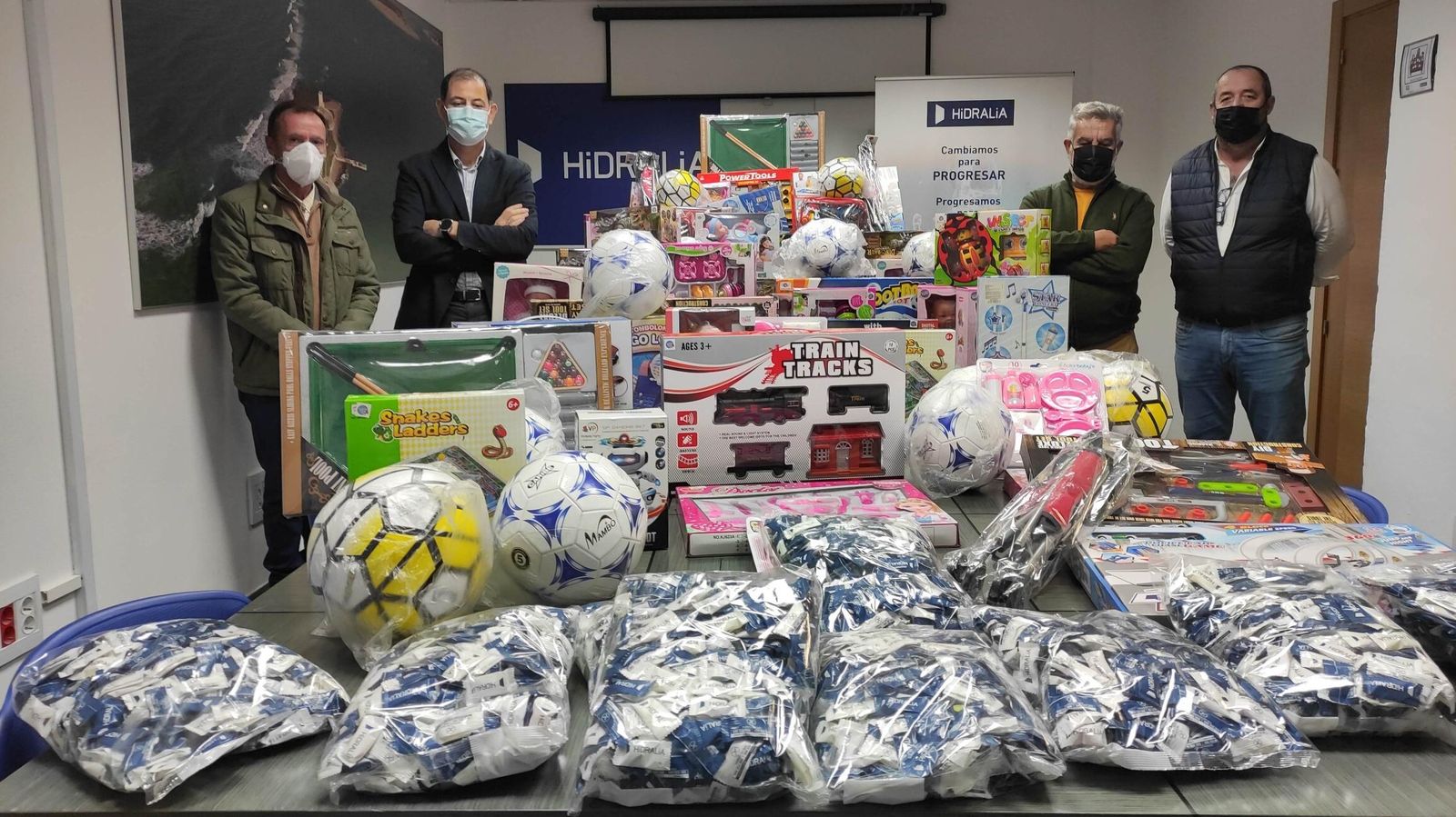 Donación de juguetes y caramelos de Hidralia para la Asociación de Reyes Magos de San Fernando.