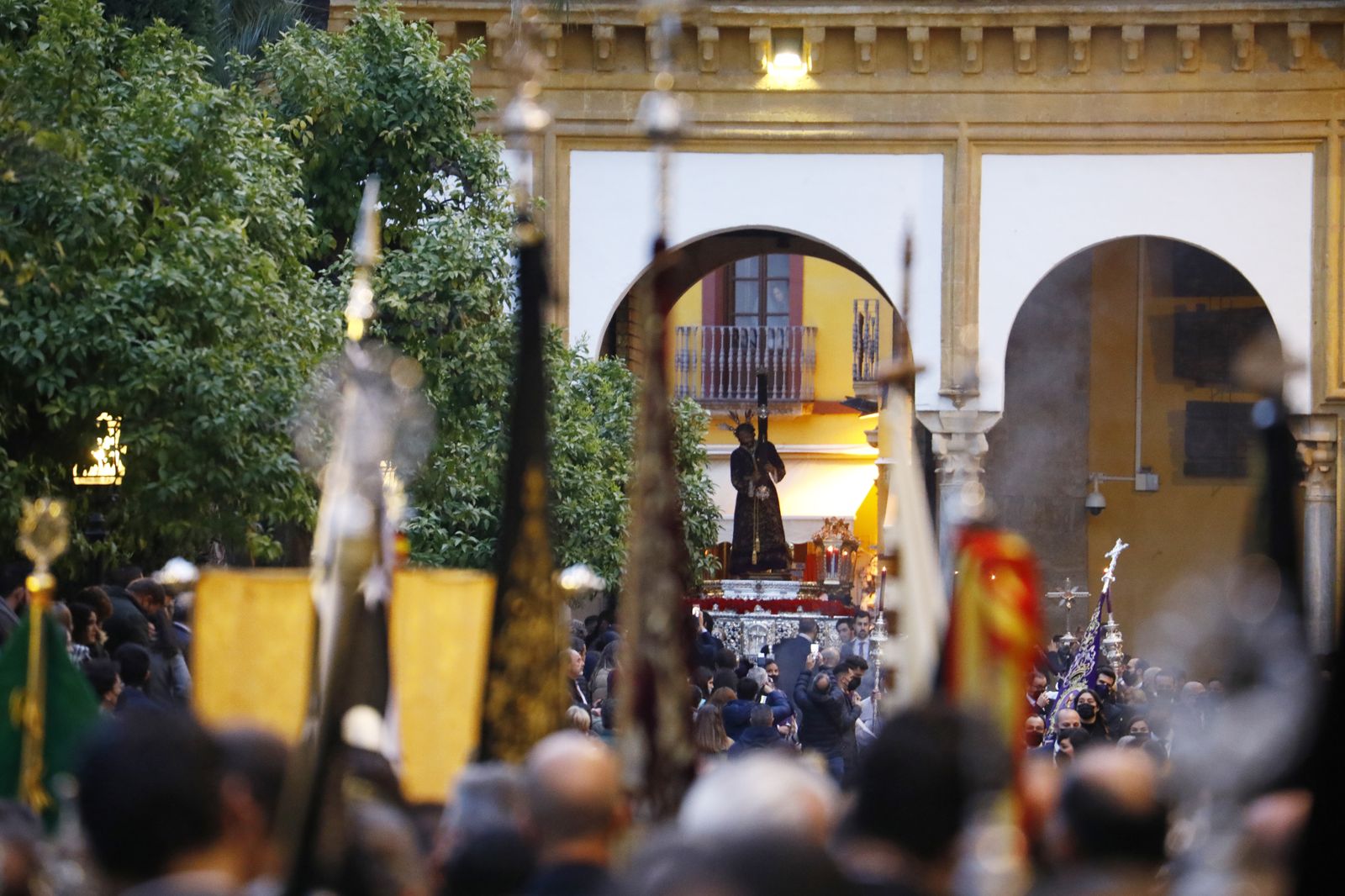 El vía crucis de las hermandades de Córdoba con el Señor del Calvario, en imágenes